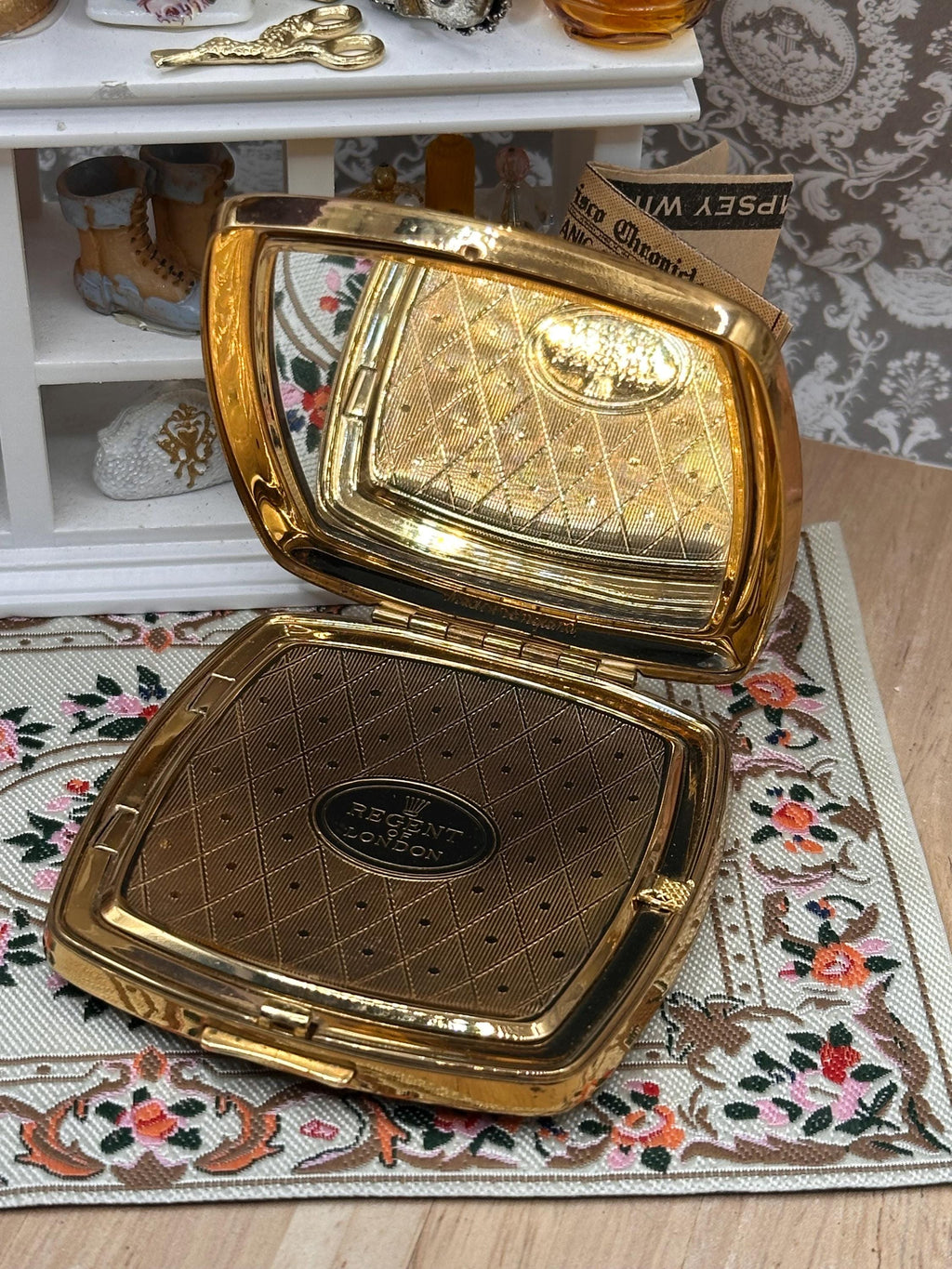 Vintage 1950s Regent of London Powder Compact – Mustard Marbled Gold Medallion 7cm