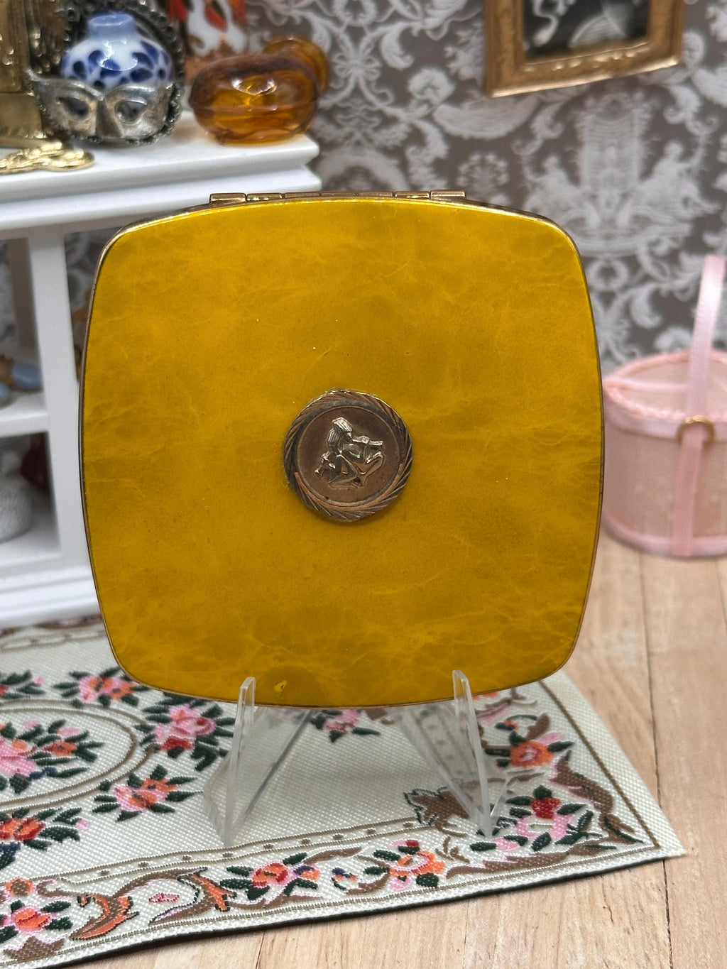 Vintage 1950s Regent of London Powder Compact – Mustard Marbled Gold Medallion 7cm