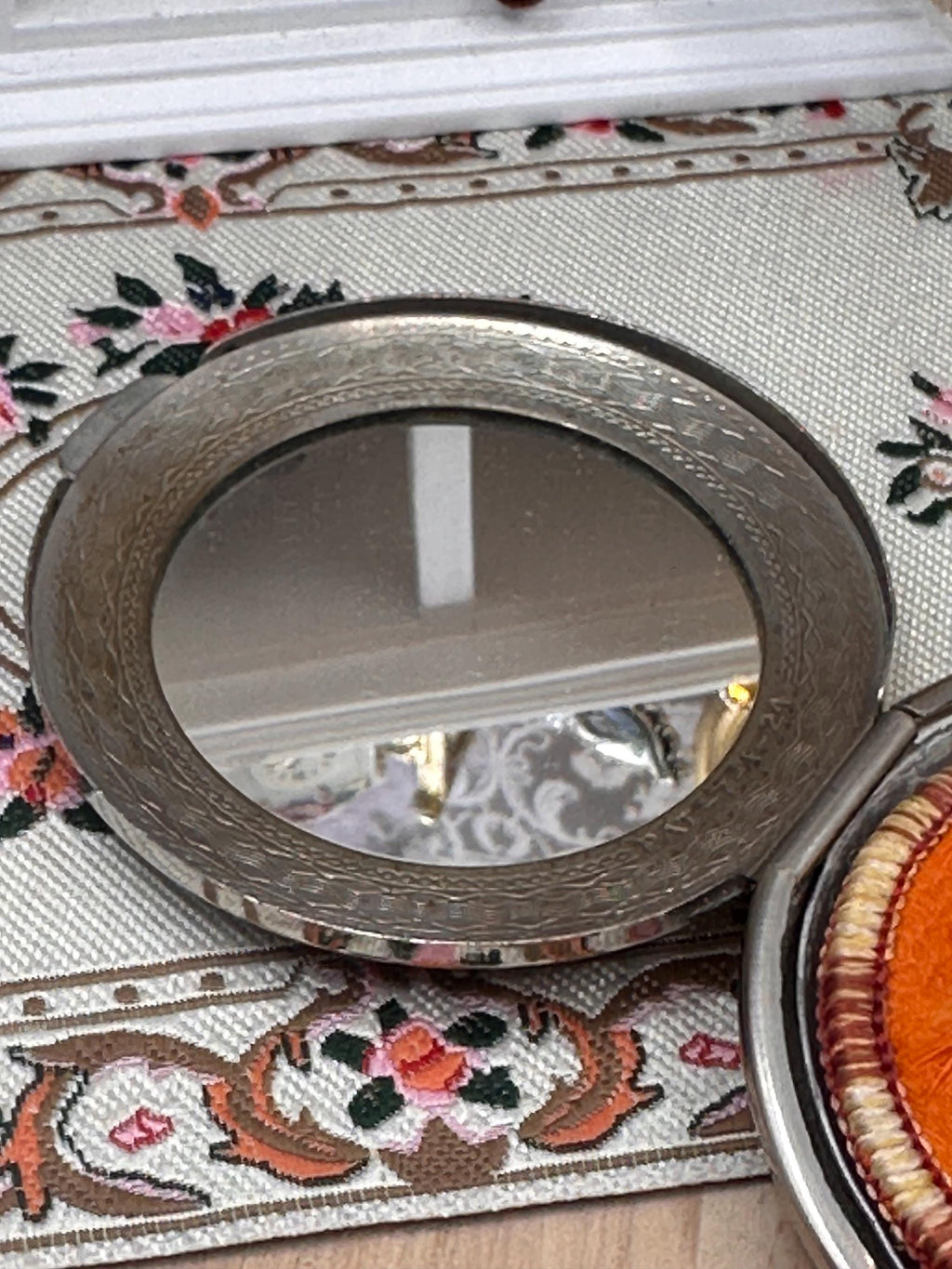 Vintage 1920s Richard Hudnut Art Deco Silver Tone Domed Powder Compact – Original Orange Silk Puff