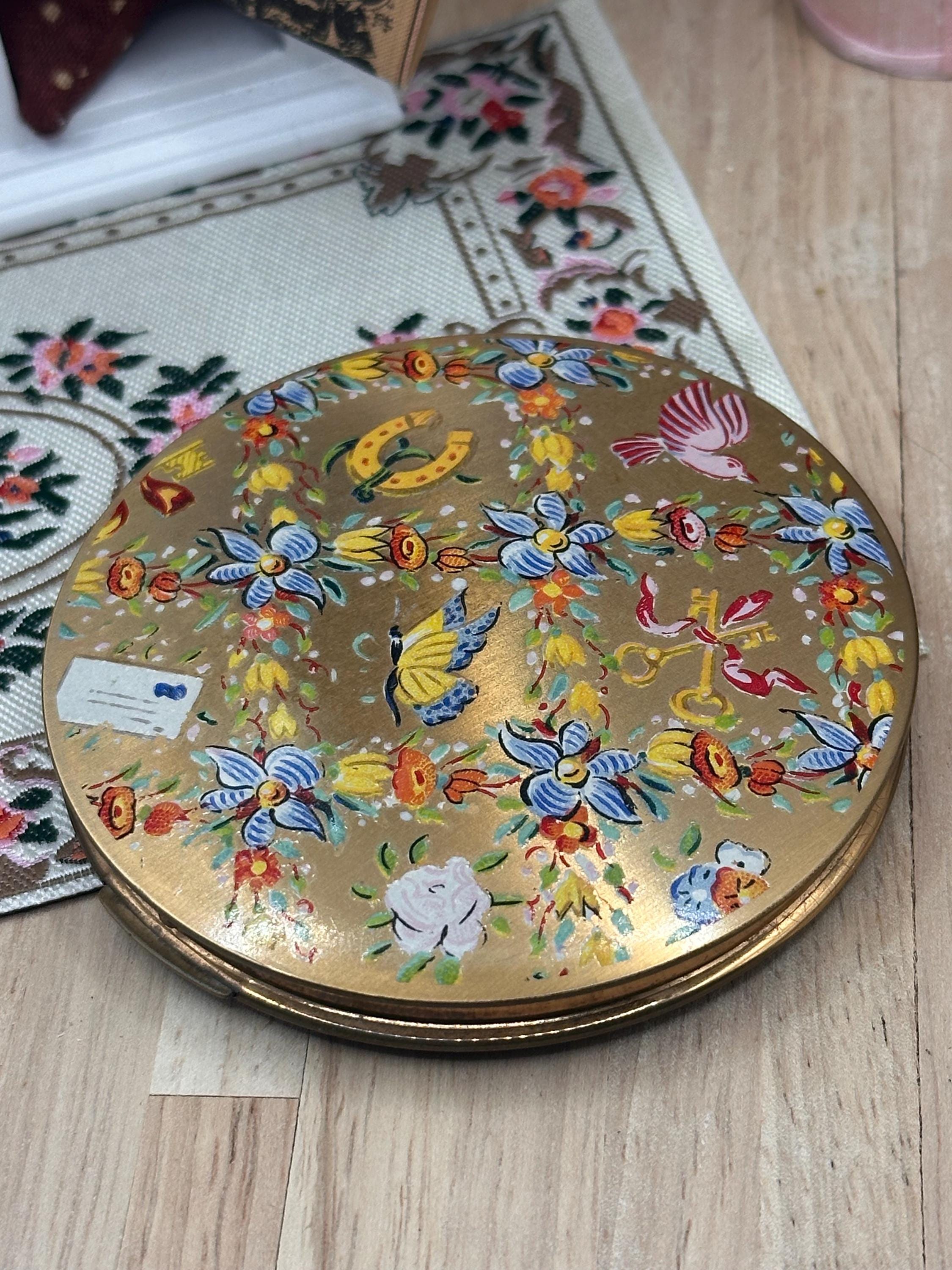 Vintage 1950s Stratton Lucky Charm Powder Compact – Love Letter Keys Horseshoe Bird 7.5cm
