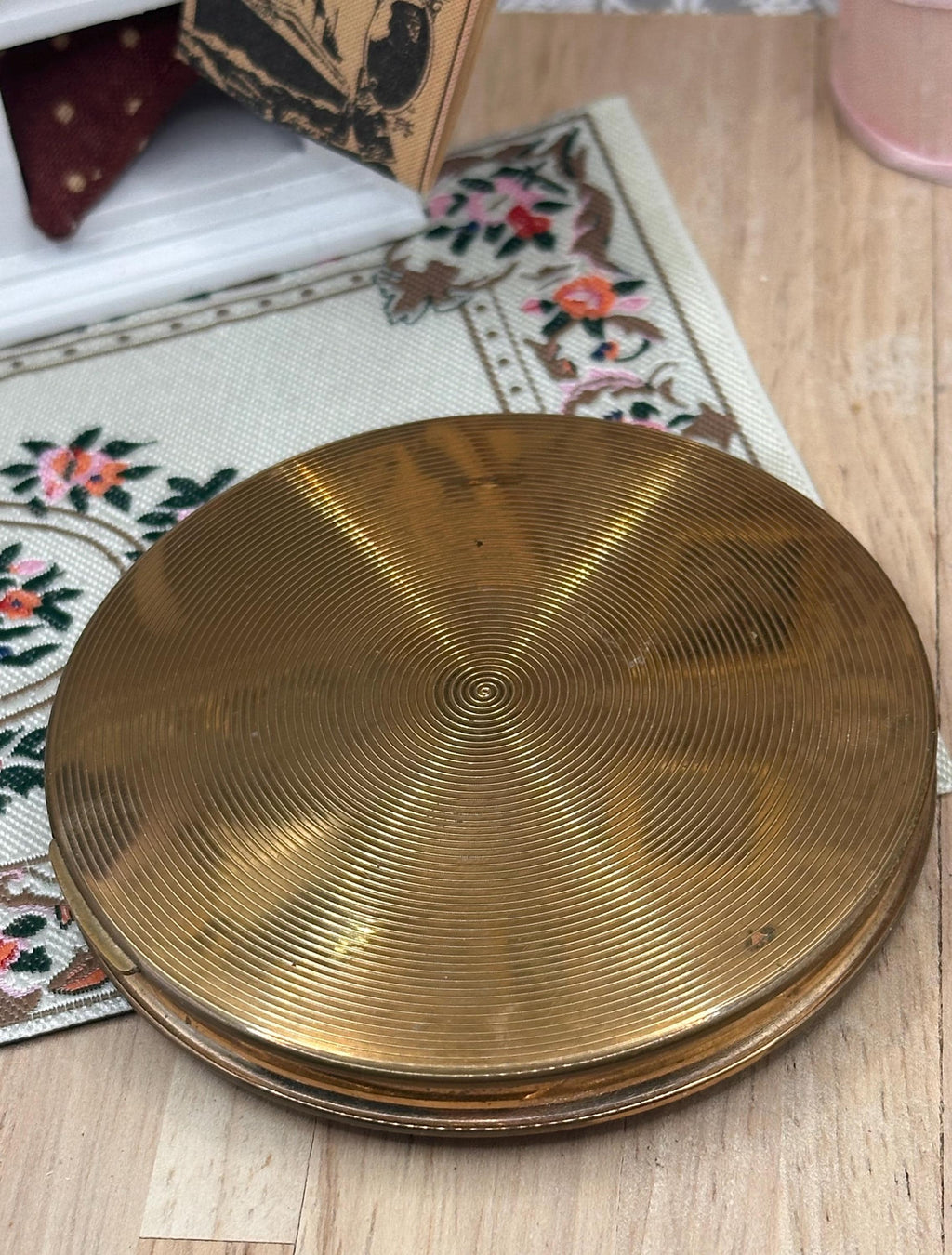 Vintage 1950s Stratton Lucky Charm Powder Compact – Love Letter Keys Horseshoe Bird 7.5cm