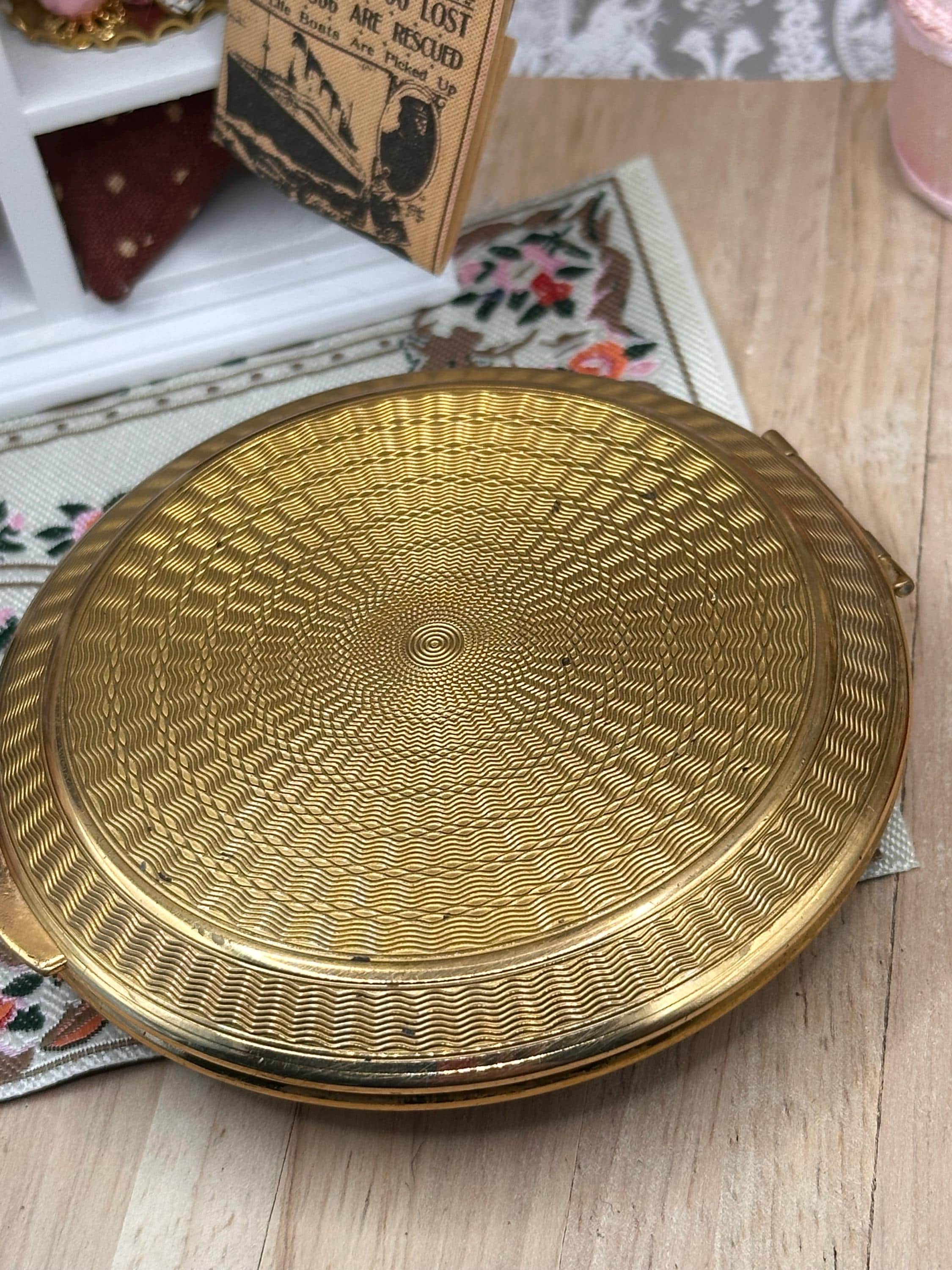 Vintage Kigu of London Gold Tone Powder Compact with Green Lucite Cabochon 8cm
