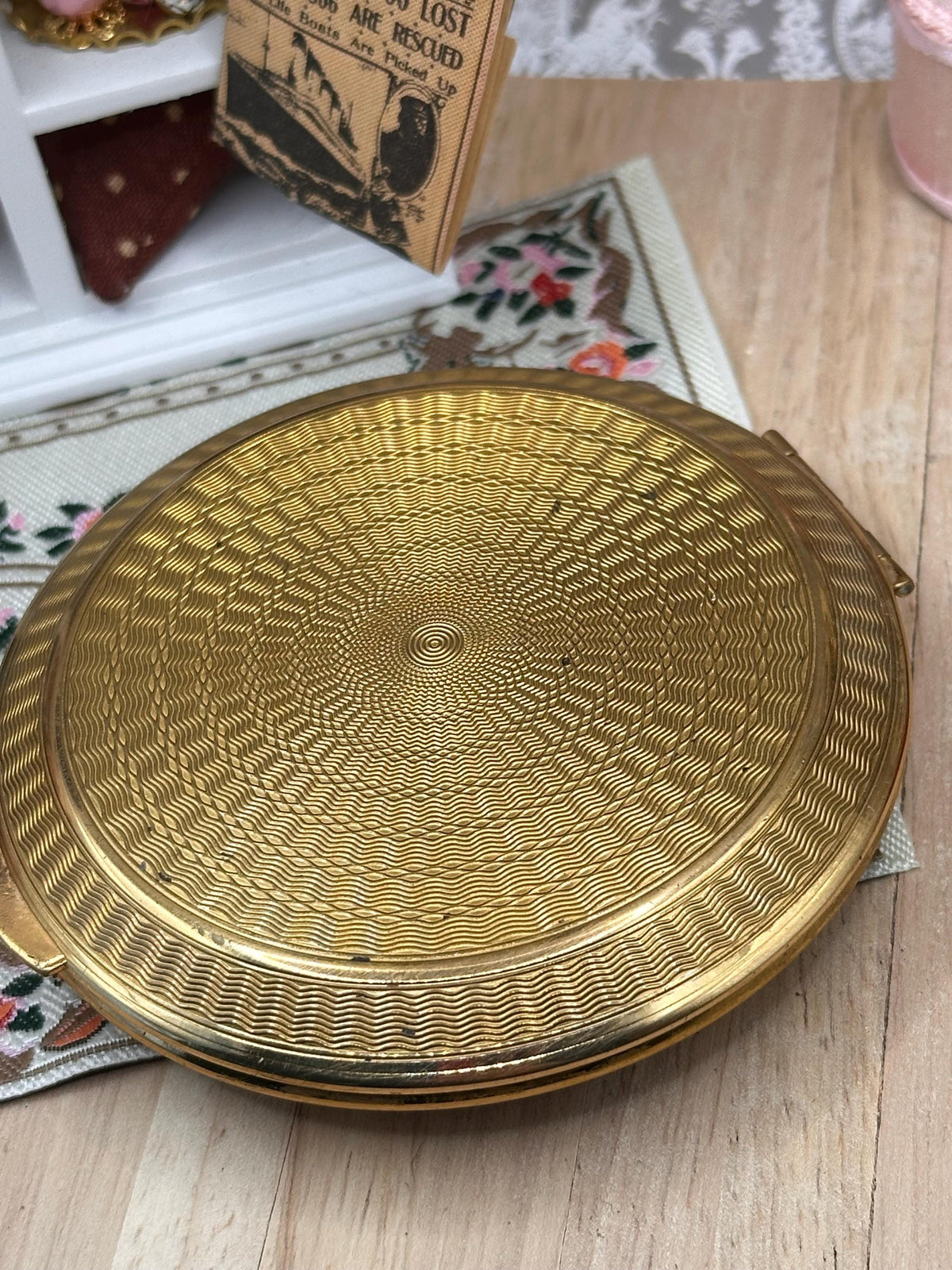 Vintage Kigu of London Gold Tone Powder Compact with Green Lucite Cabochon 8cm