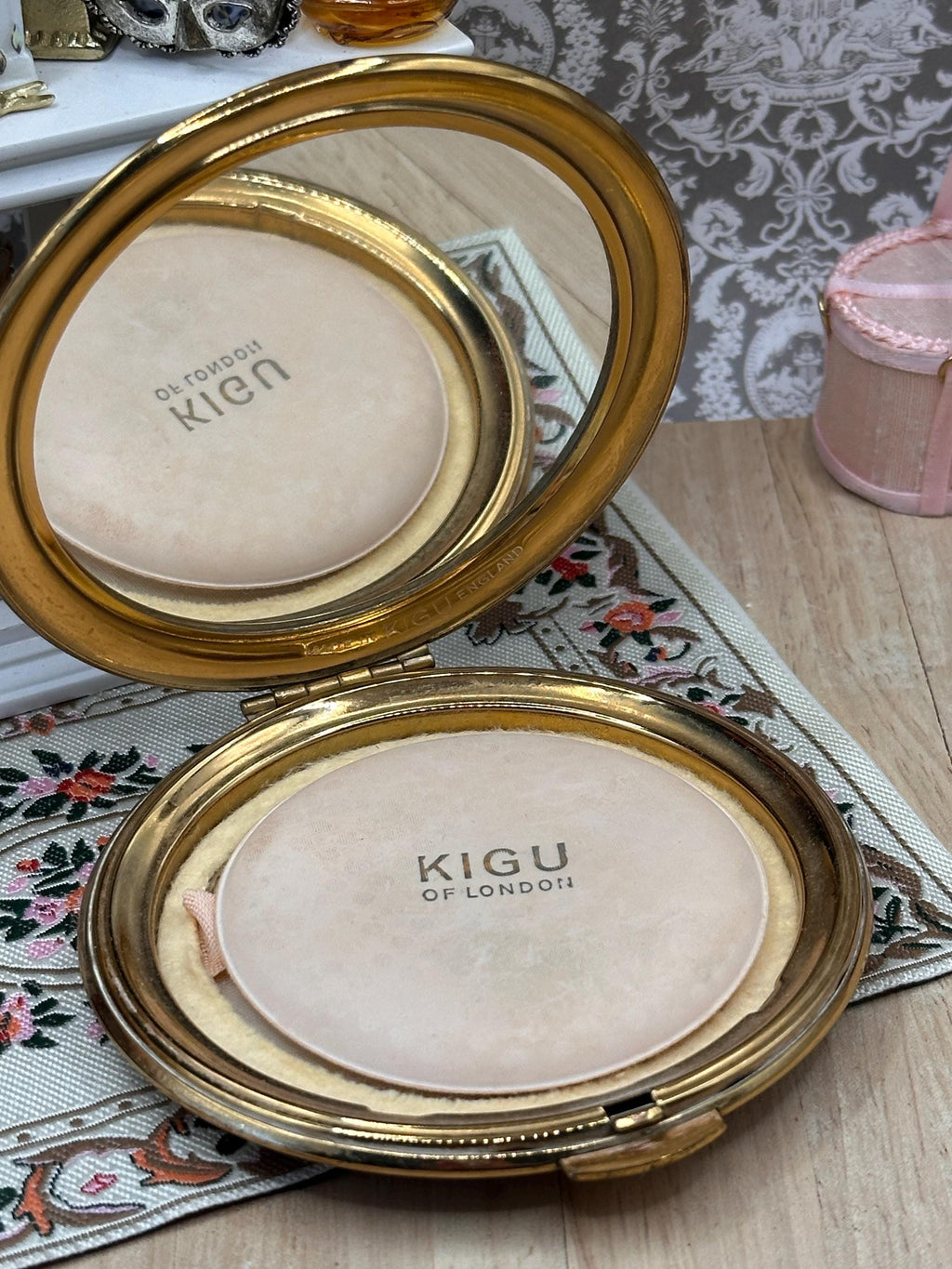Vintage Kigu of London Gold Tone Powder Compact with Green Lucite Cabochon 8cm