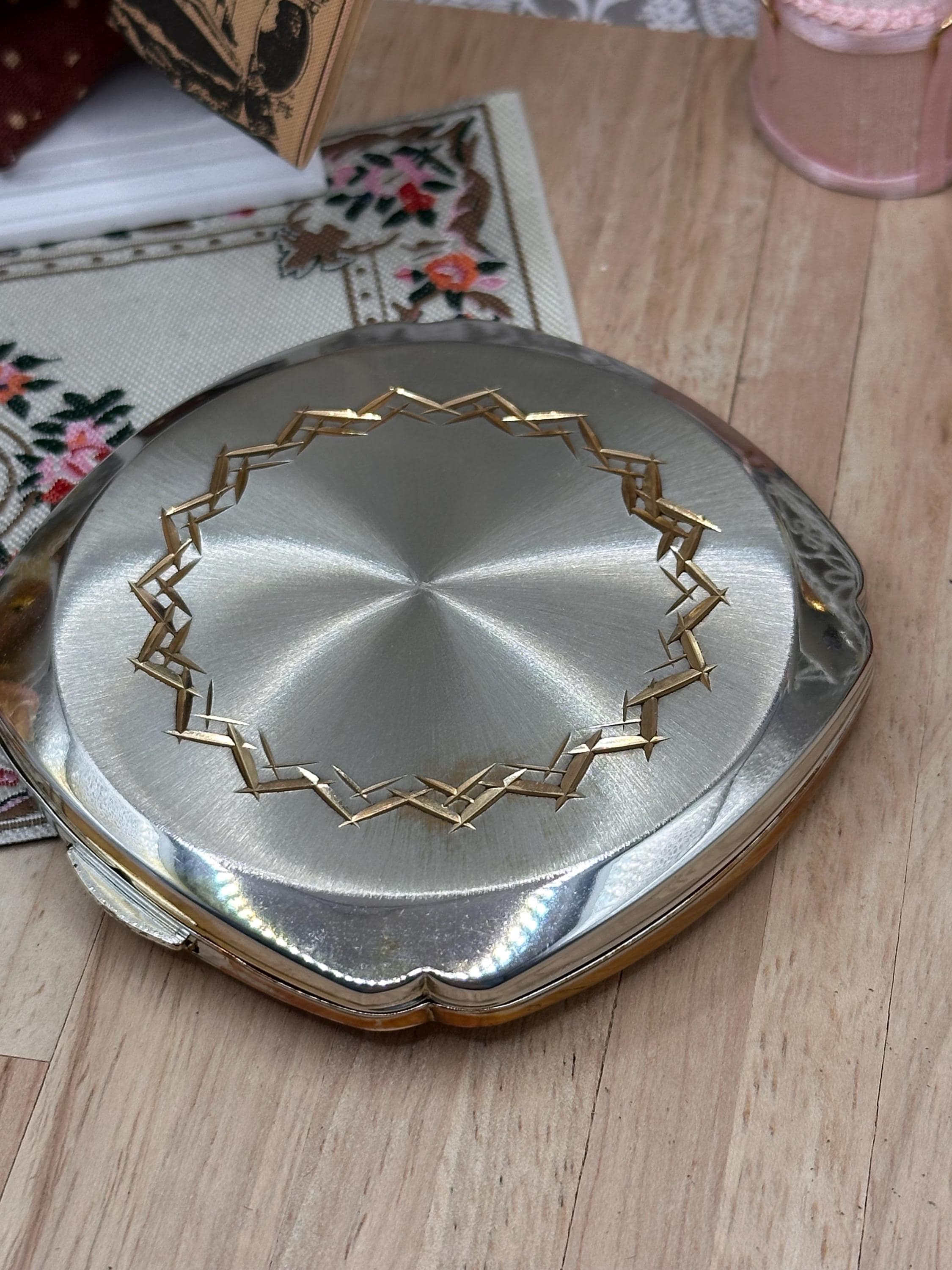 Unused Boxed Kigu Convertible Powder Compact 8cm with Pouch & Kigu Plus Sifter – Real Diamond Cut Mirror – Vintage 1950s Vanity