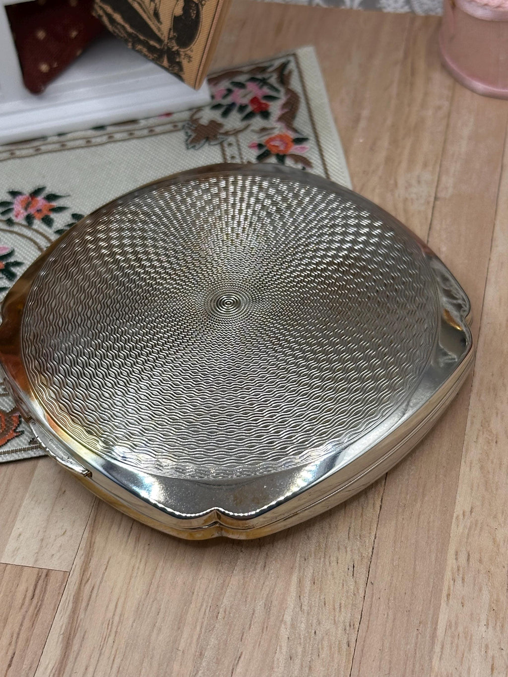 Unused Boxed Kigu Convertible Powder Compact 8cm with Pouch & Kigu Plus Sifter – Real Diamond Cut Mirror – Vintage 1950s Vanity
