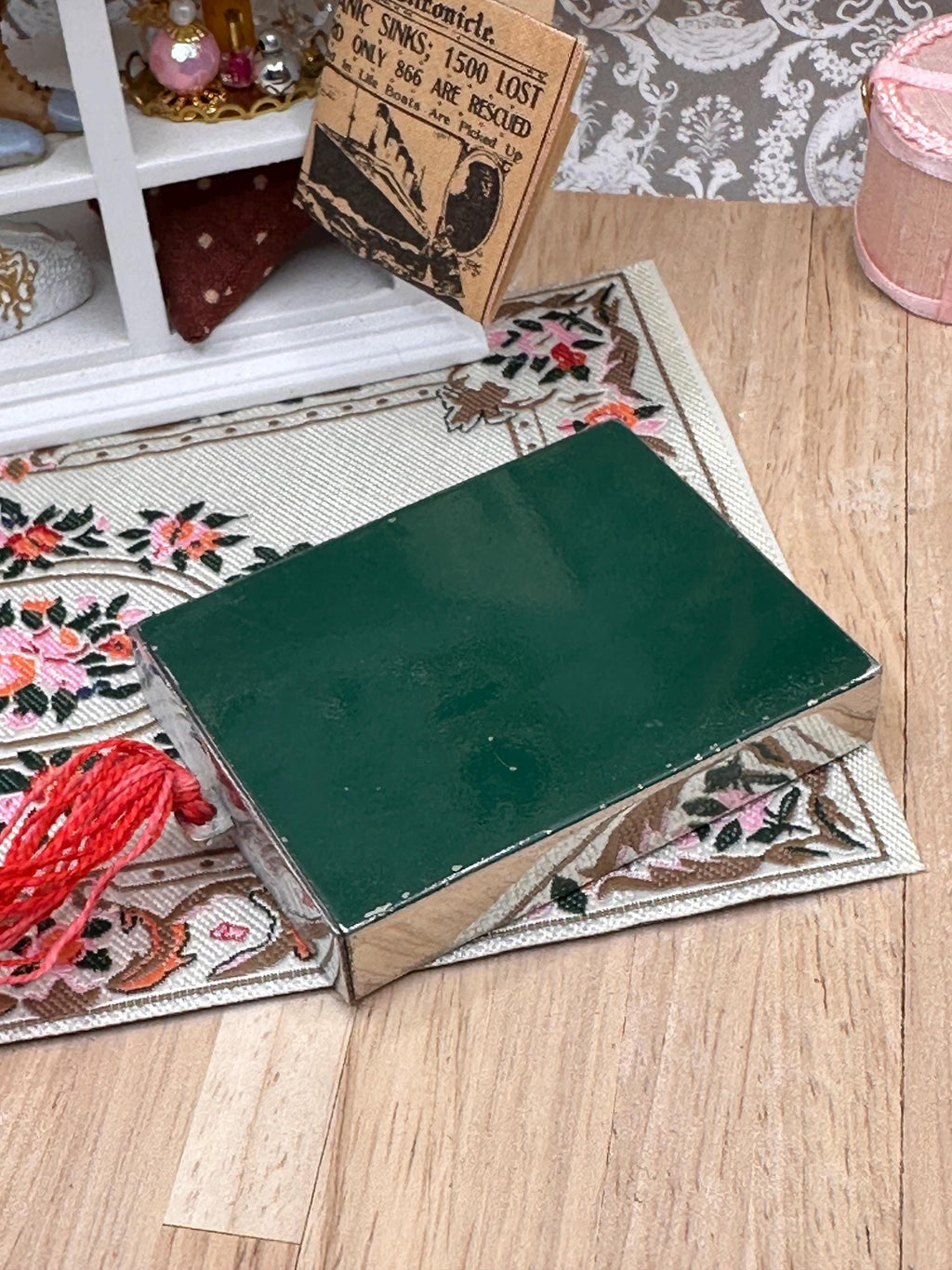 Rare Art Deco Green & White Enamel Sliding Powder Compact with Original Tassel c.1930s