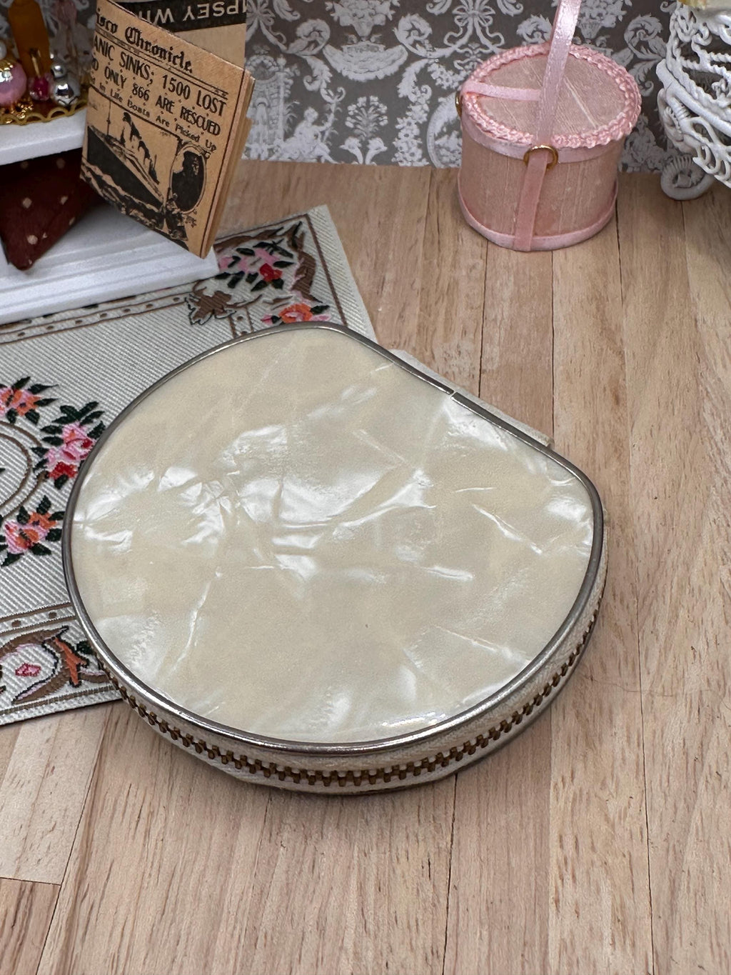 Rare Vintage 1950s Zip Around Lucite Powder Compact – Hand Decorated Floral Vanity Compact – Marbled Faux Mother of Pearl Makeup Compact