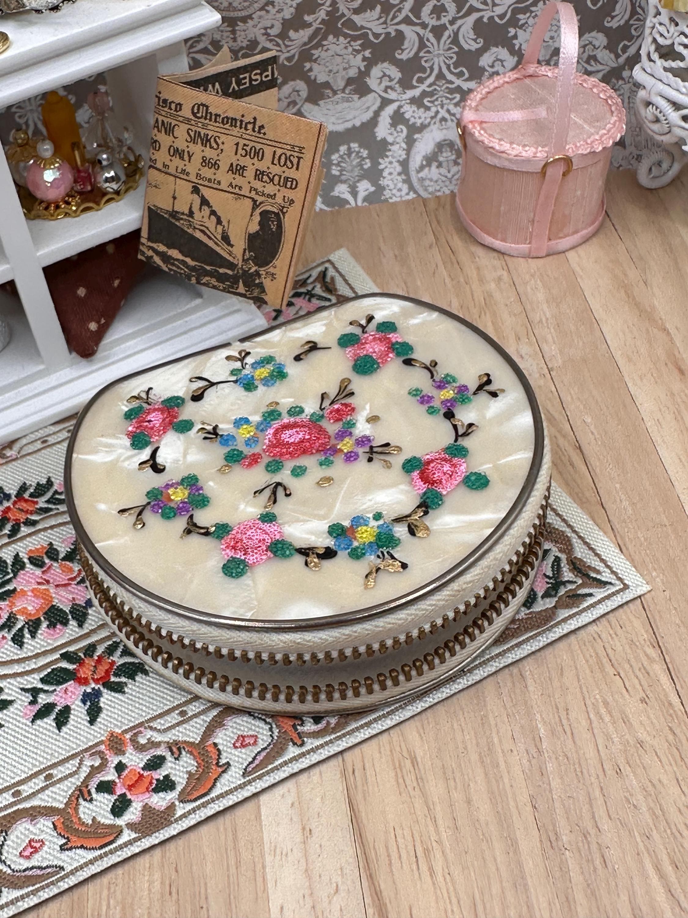 Rare Vintage 1950s Zip Around Lucite Powder Compact – Hand Decorated Floral Vanity Compact – Marbled Faux Mother of Pearl Makeup Compact