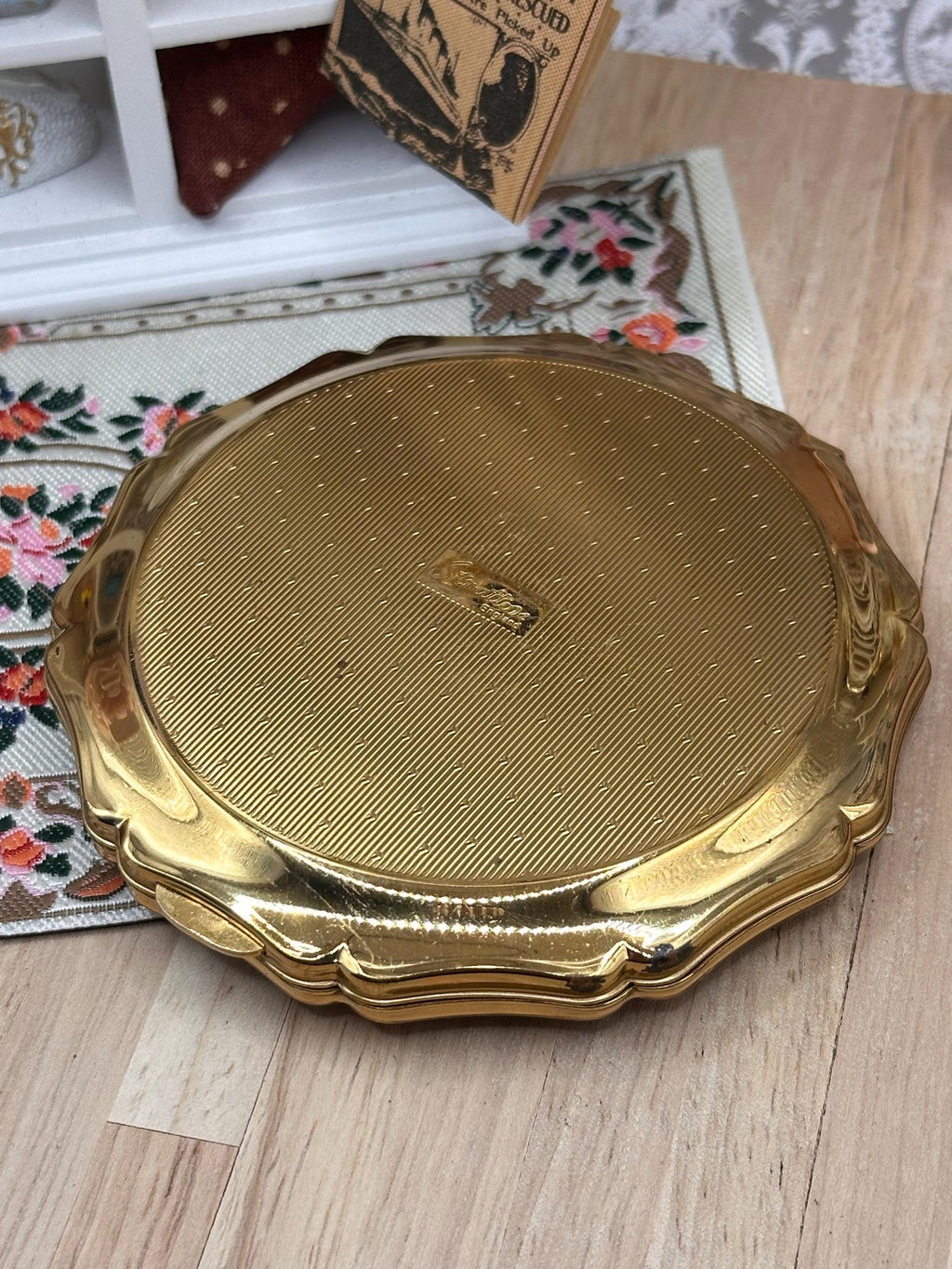 Vintage Stratton Queen Convertible Powder Compact Red Jewel Pattern Boxed 8.5cm Unused with Pouch & Puff