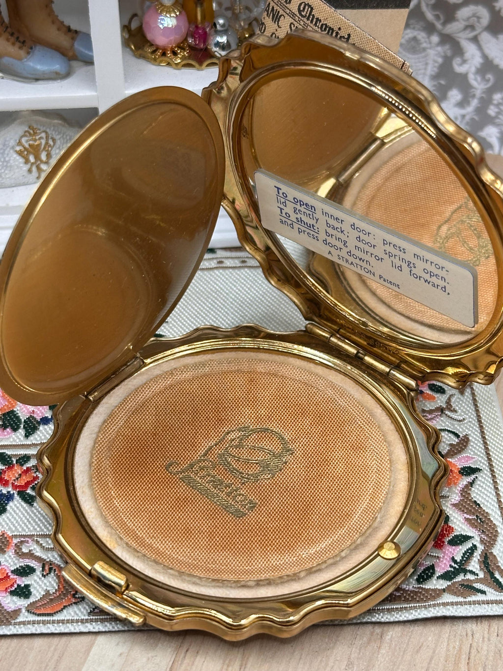 Vintage Stratton Compact-in-Hand Black Enamel Heart Powder Compact with Original Pouch & Puff – 6.5cm – Made in England