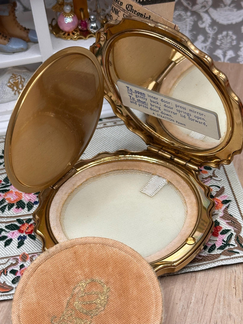 Vintage Stratton Compact-in-Hand Black Enamel Heart Powder Compact with Original Pouch & Puff – 6.5cm – Made in England
