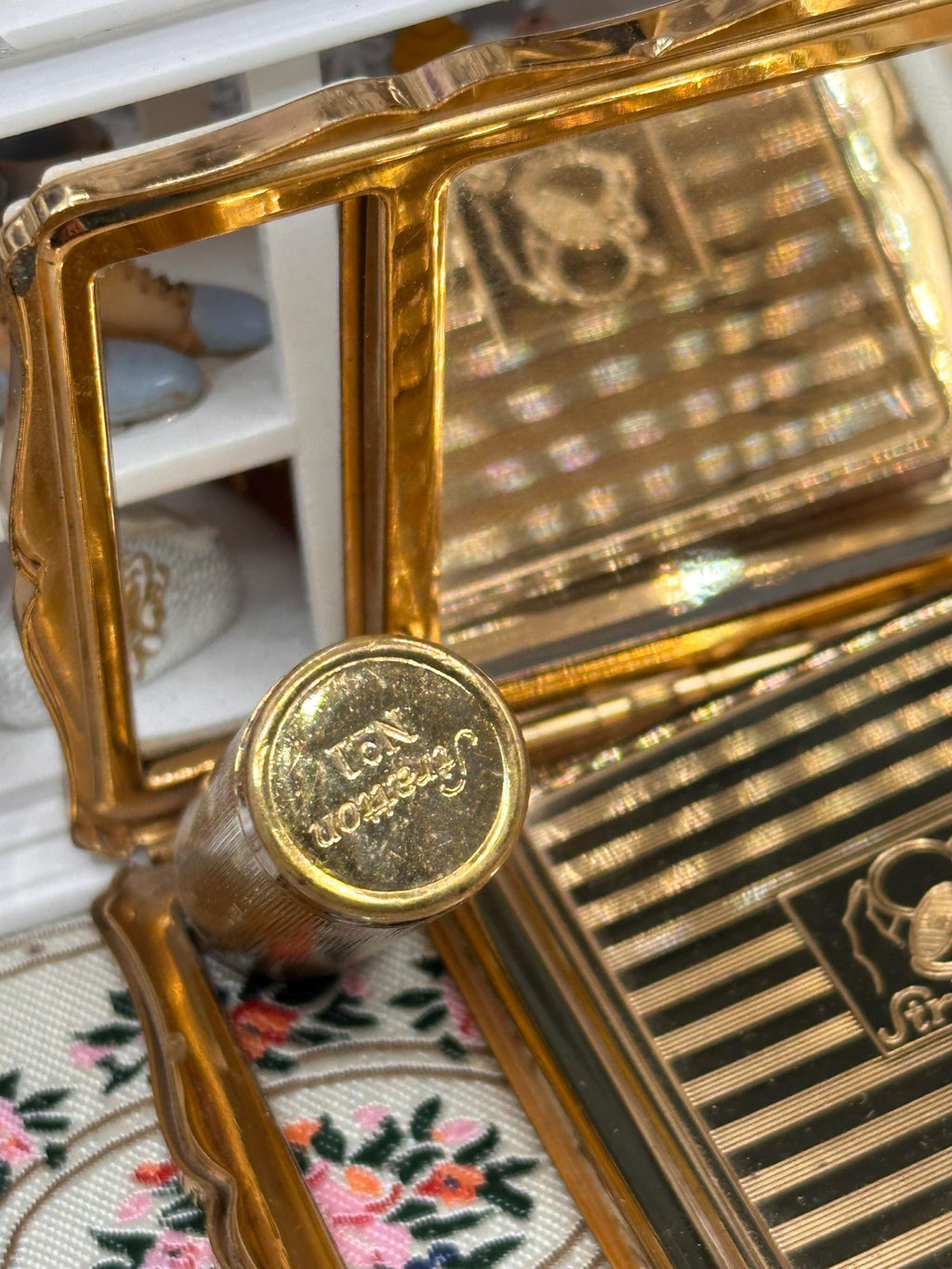 Vintage Stratton Lipstick Empress Mother of Pearl Compact – Compact-in-Hand Vanity Set – Original Lipstick, Puff & Sifter – 8.5 x 7cm