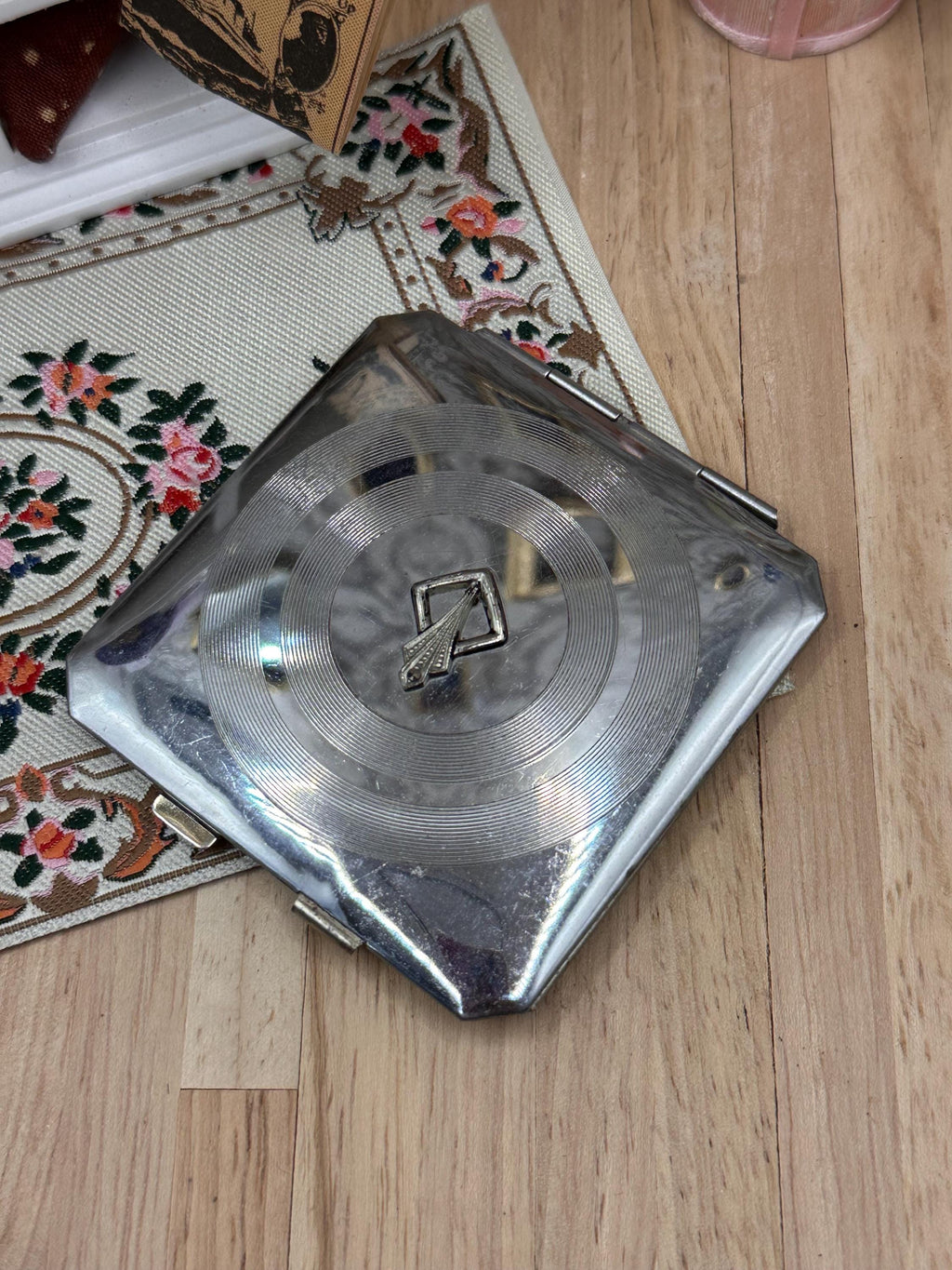 Vintage Art Deco Silver Tone Engine Turned Powder Compact – Geometric Vanity Compact – Unmarked – 7cm