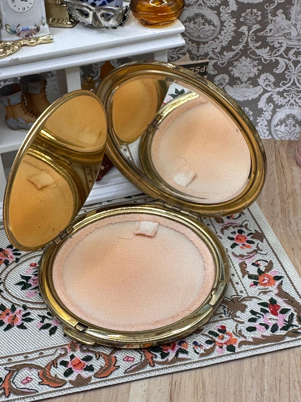 Vintage Beauty Powder Compact 7cm Gold Tone Mirror Compact Aurora Rhinestones Mother of Pearl Mosaic Vanity Compact Display Piece