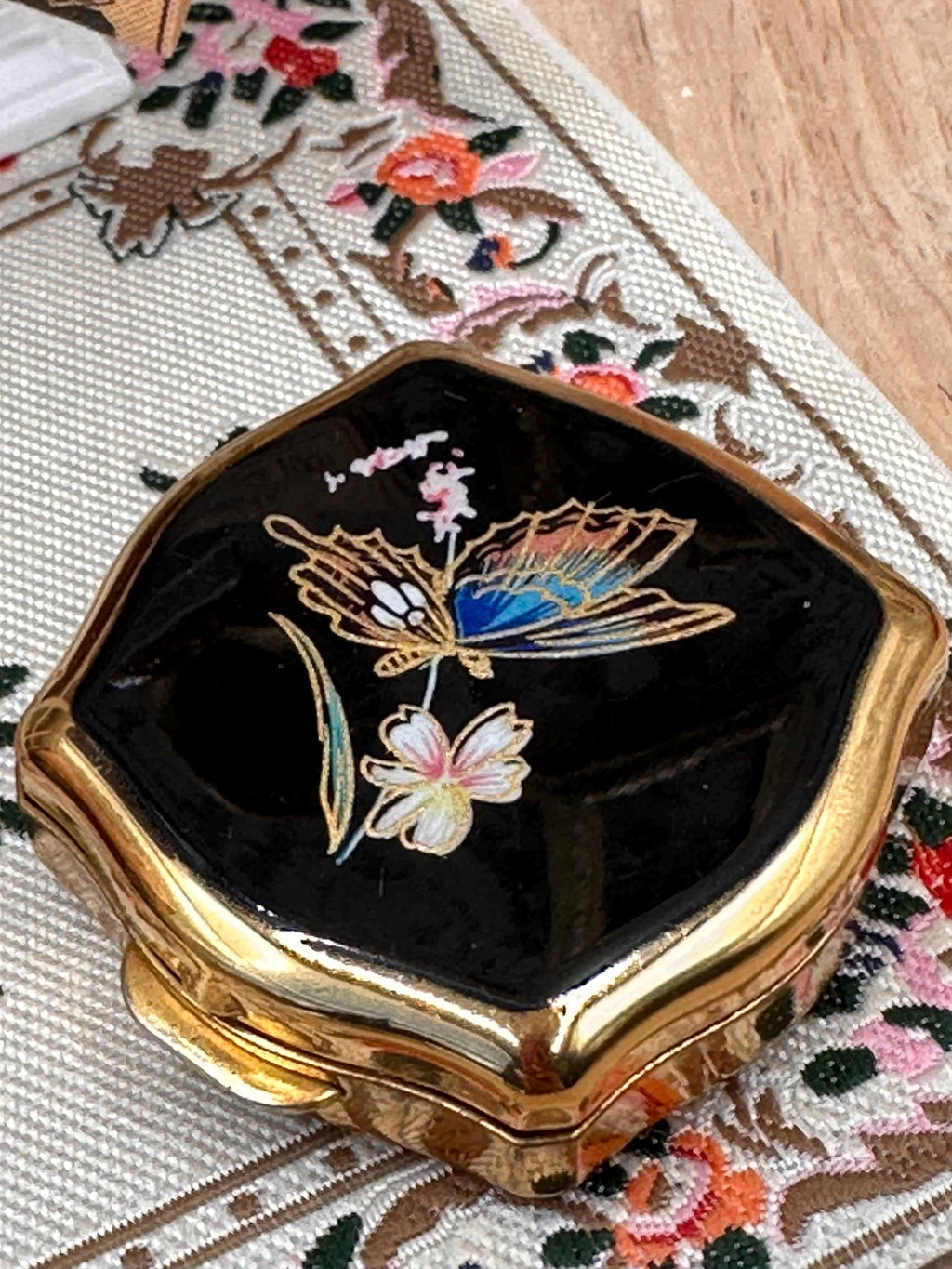 Vintage Stratton Butterfly Enamel Pill Box Black Floral Gold Tone 4cm Collectable Vanity Case