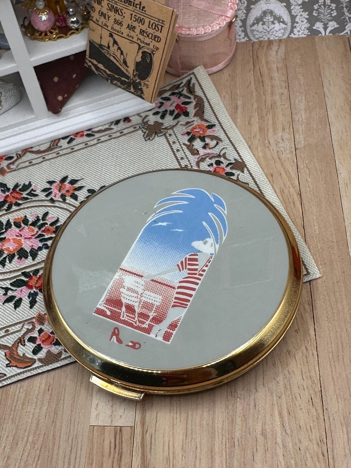 Vintage Stratton Powder Compact – Seaside Design – 7.5cm