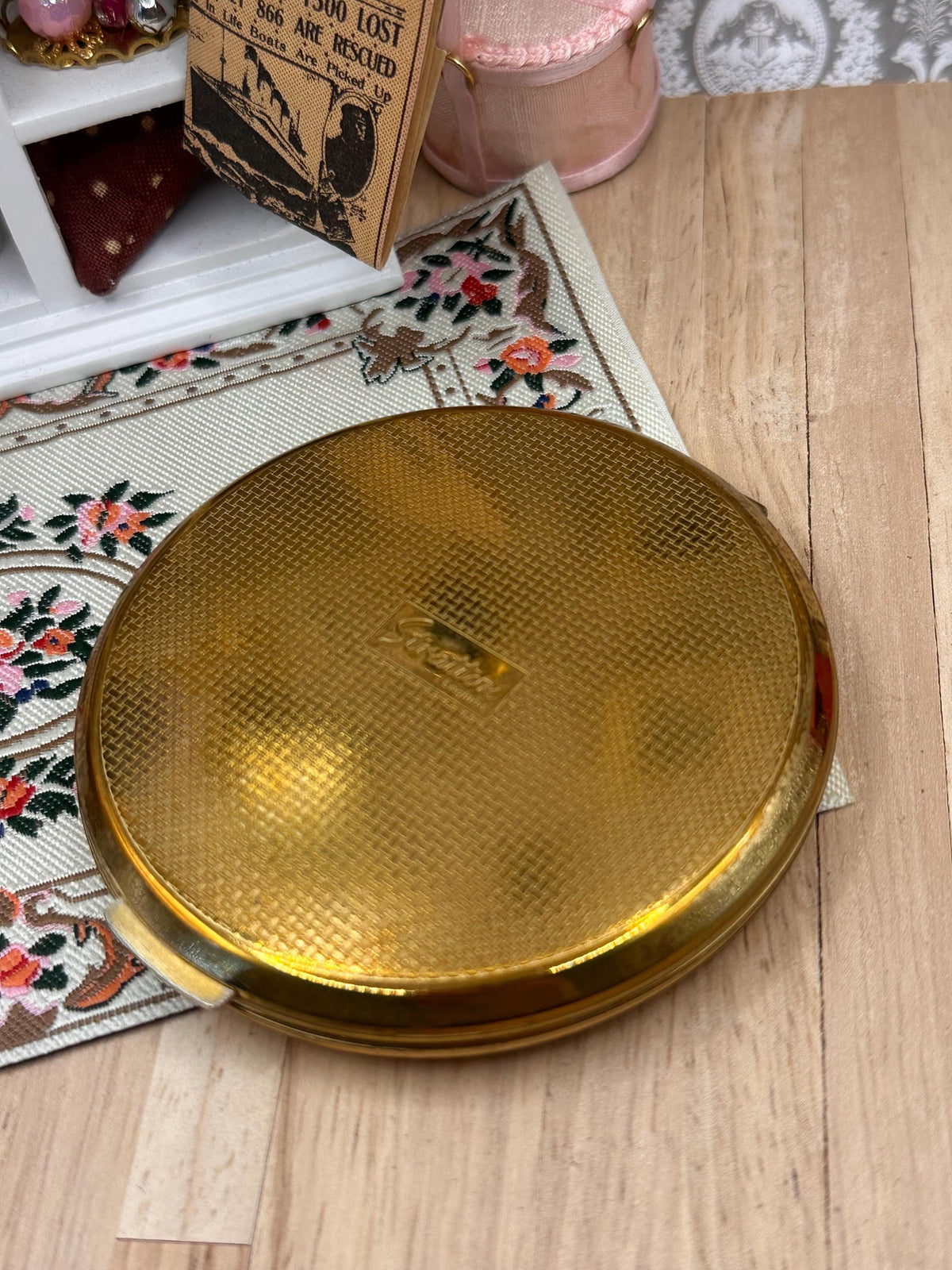 Vintage Stratton Powder Compact – Seaside Design – 7.5cm