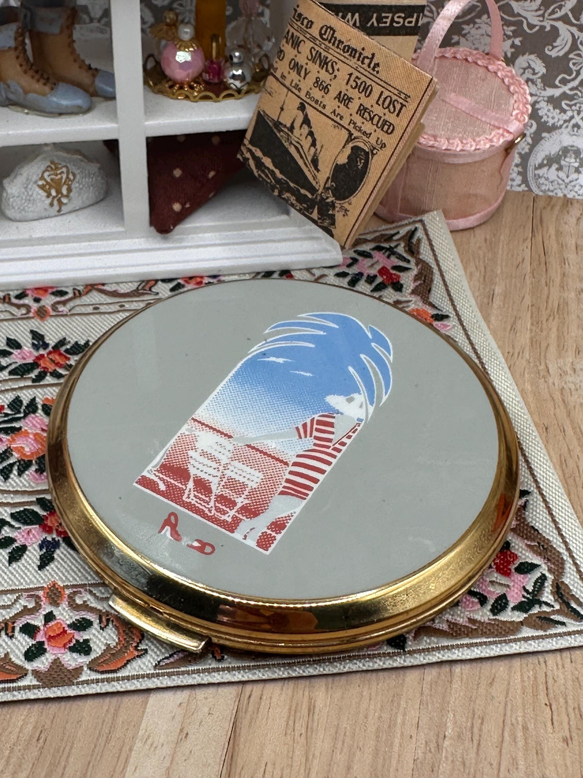 Vintage Stratton Powder Compact – Seaside Design – 7.5cm