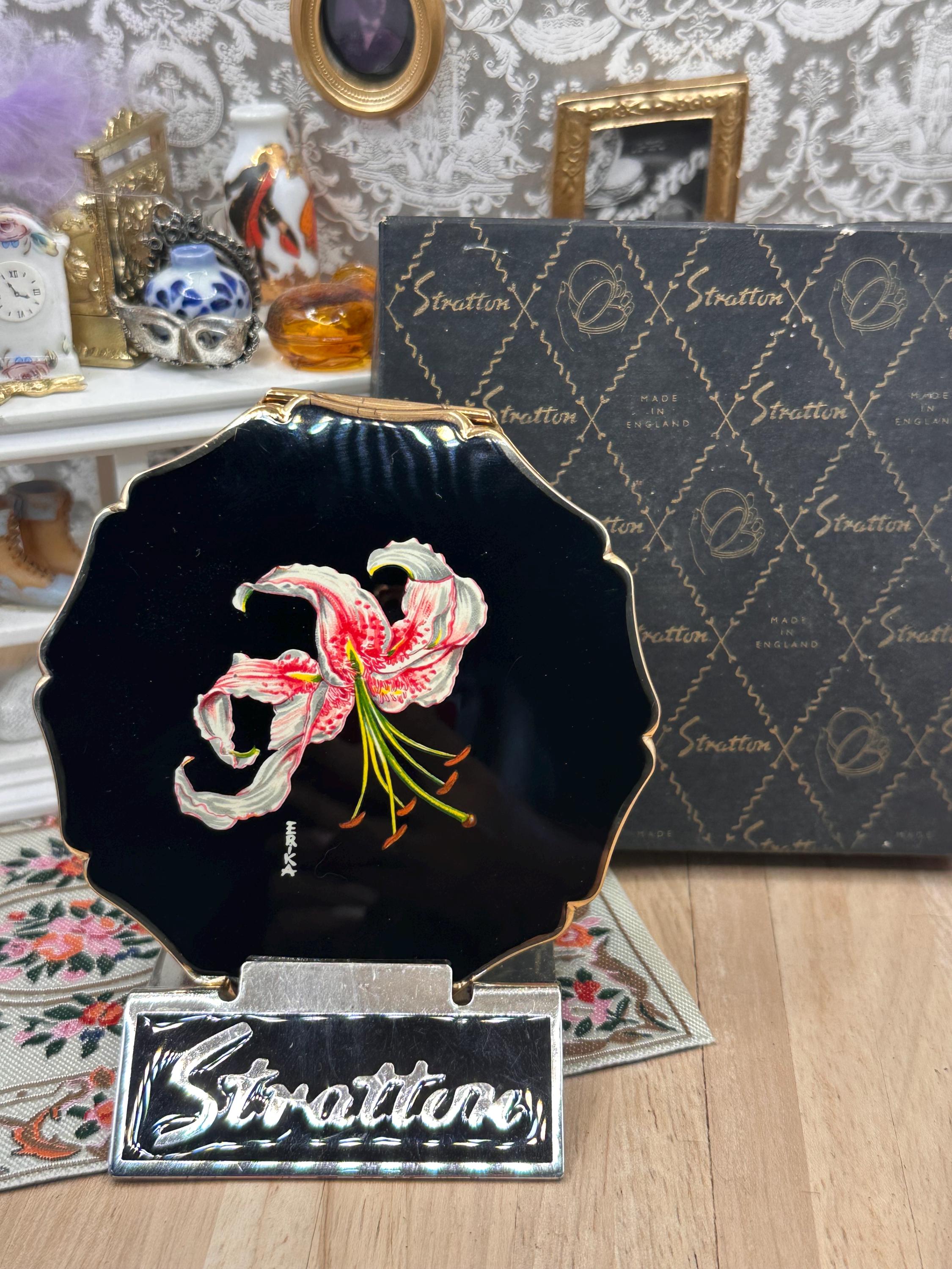 Stratton “Erika” Lily Enamel Powder Compact with Box, Pouch & Accessories – Unused Vintage 8.5cm