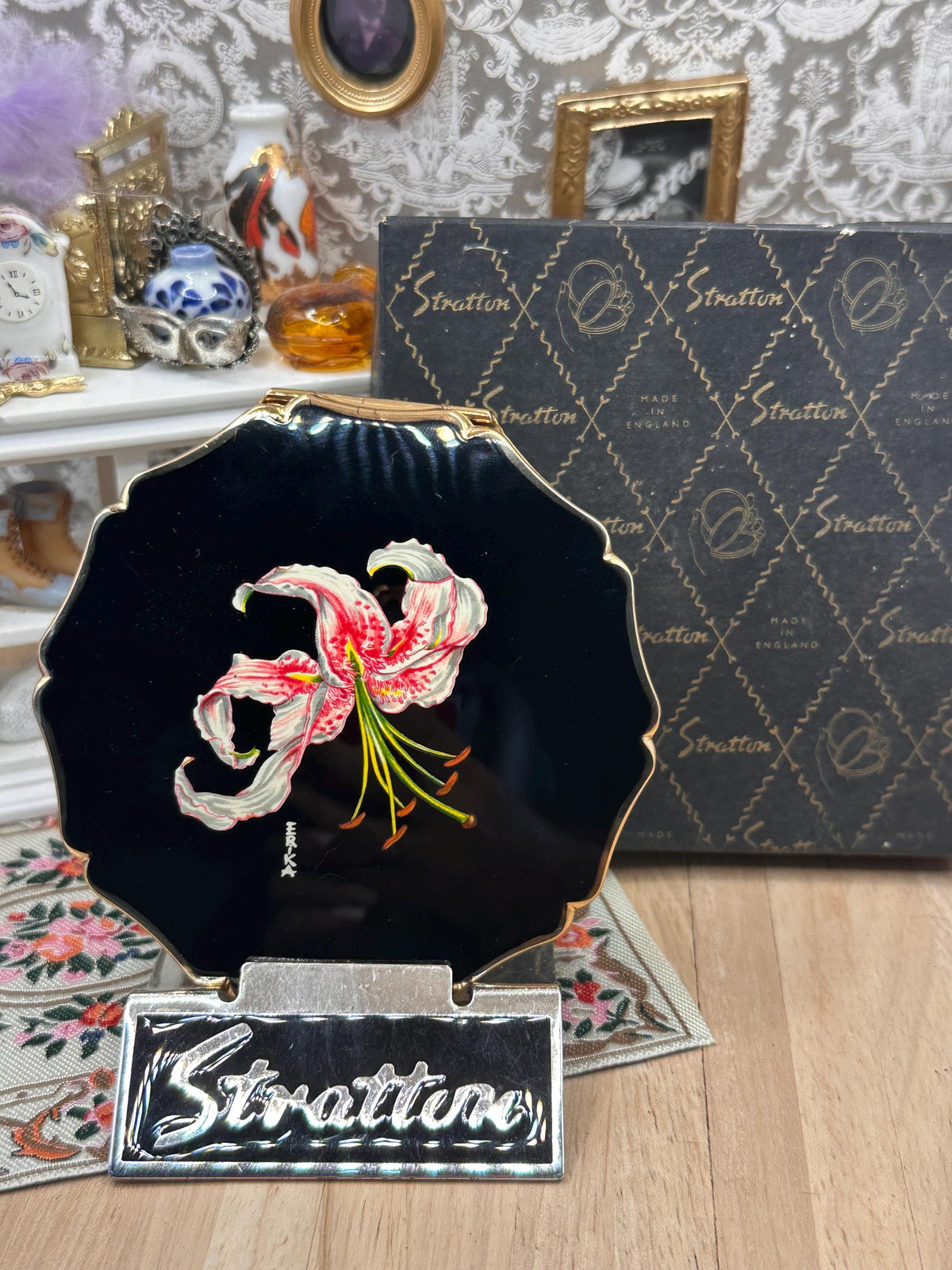 Stratton “Erika” Lily Enamel Powder Compact with Box, Pouch & Accessories – Unused Vintage 8.5cm