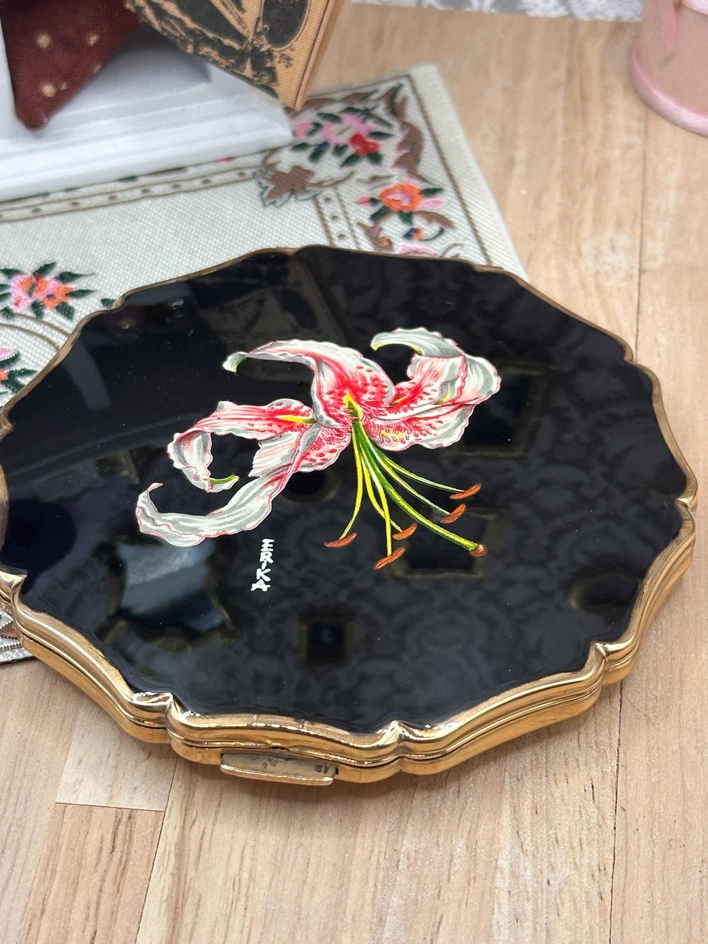Stratton “Erika” Lily Enamel Powder Compact with Box, Pouch & Accessories – Unused Vintage 8.5cm