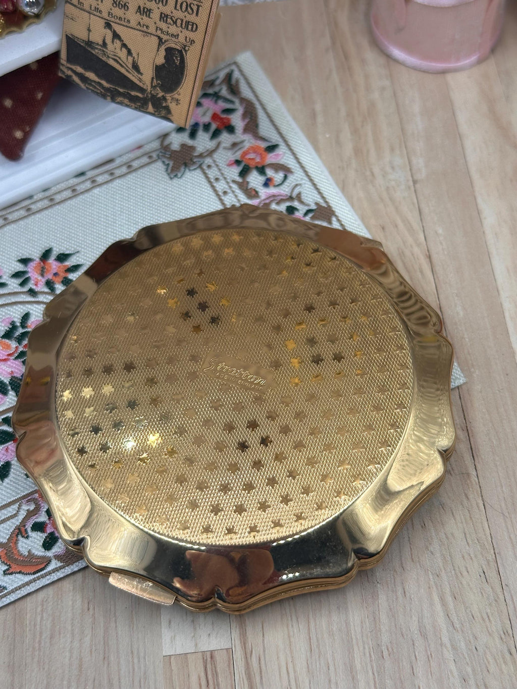 Stratton “Erika” Lily Enamel Powder Compact with Box, Pouch & Accessories – Unused Vintage 8.5cm