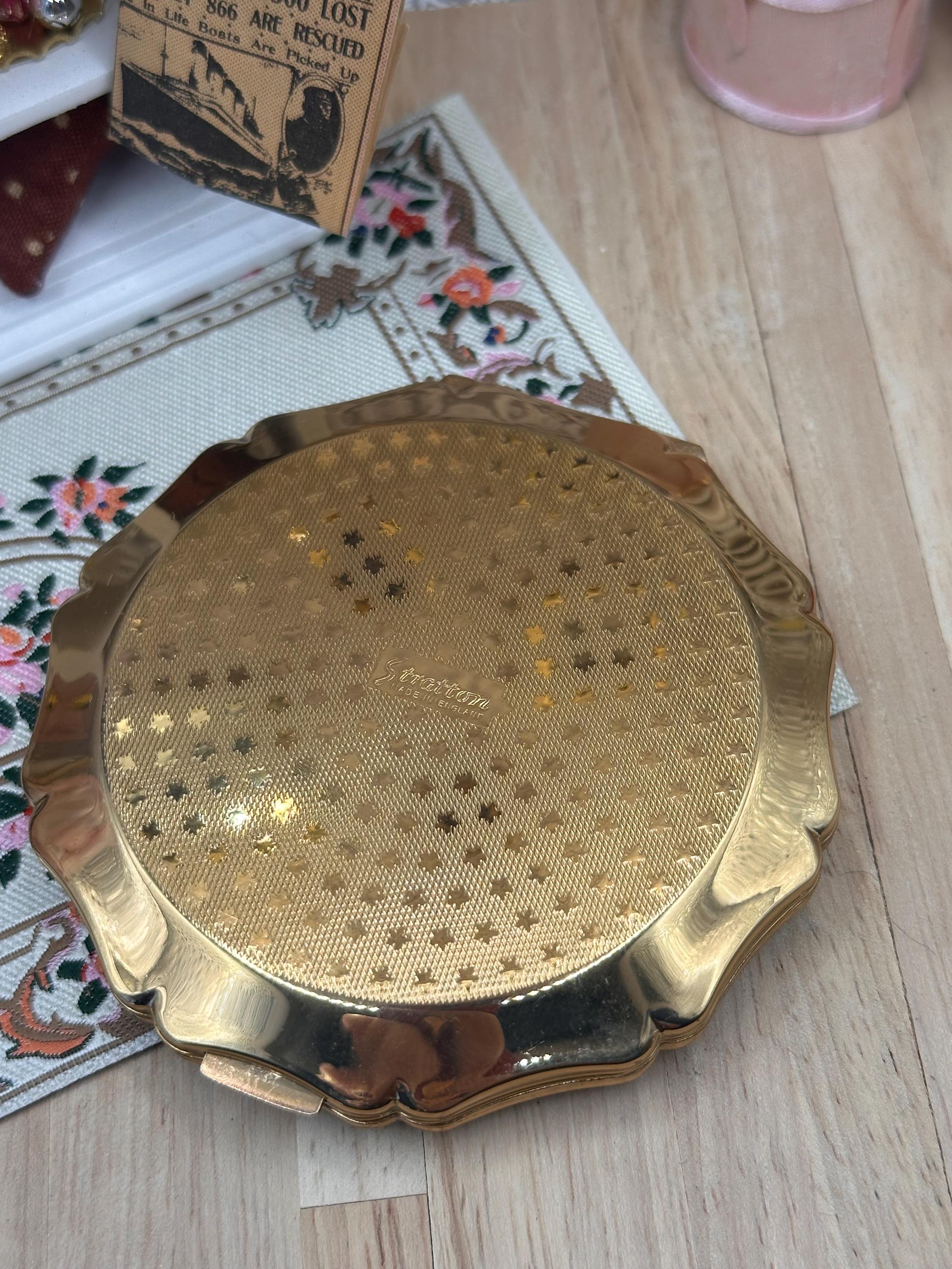 Stratton “Erika” Lily Enamel Powder Compact with Box, Pouch & Accessories – Unused Vintage 8.5cm