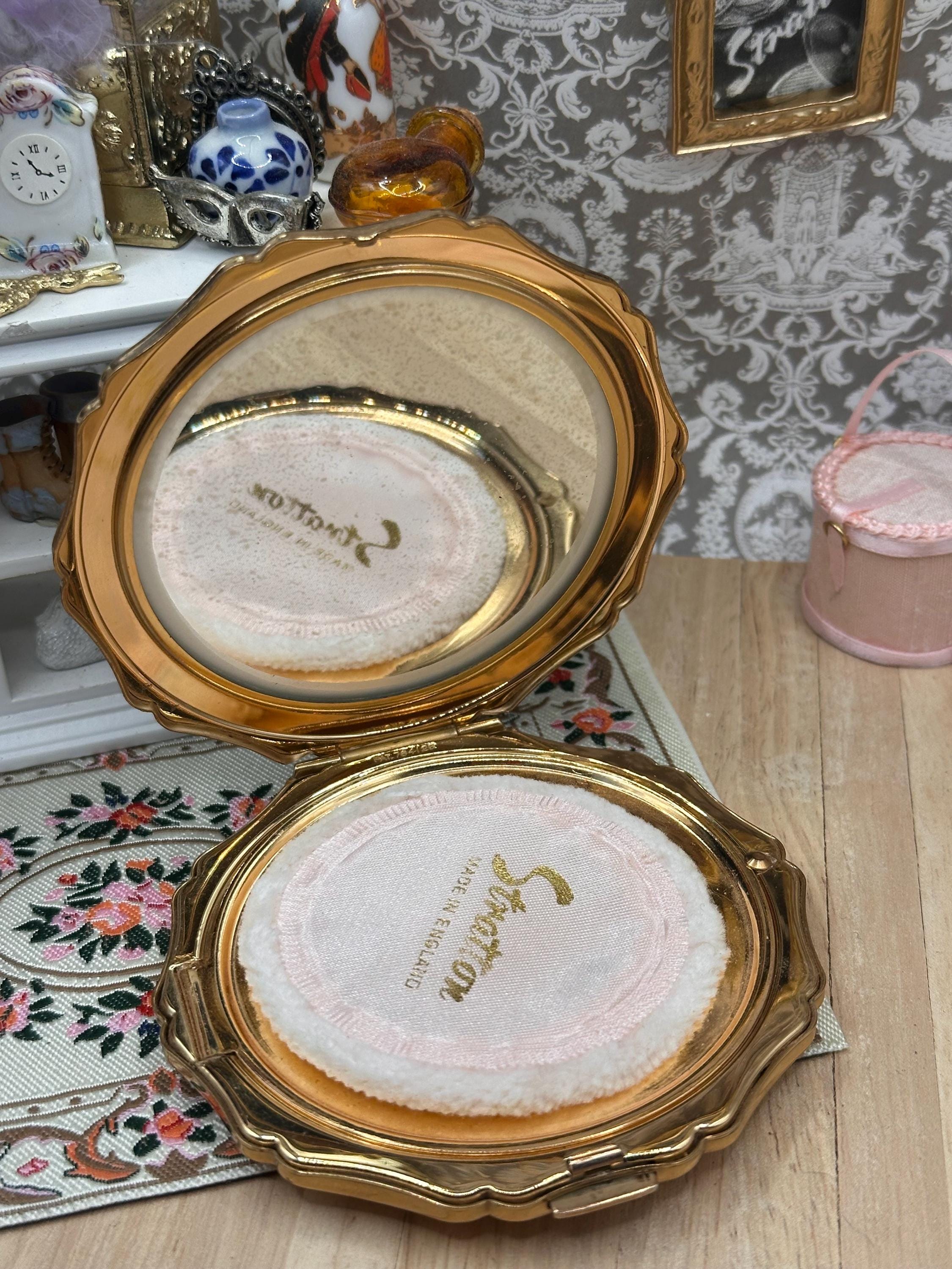 Stratton “Erika” Lily Enamel Powder Compact with Box, Pouch & Accessories – Unused Vintage 8.5cm