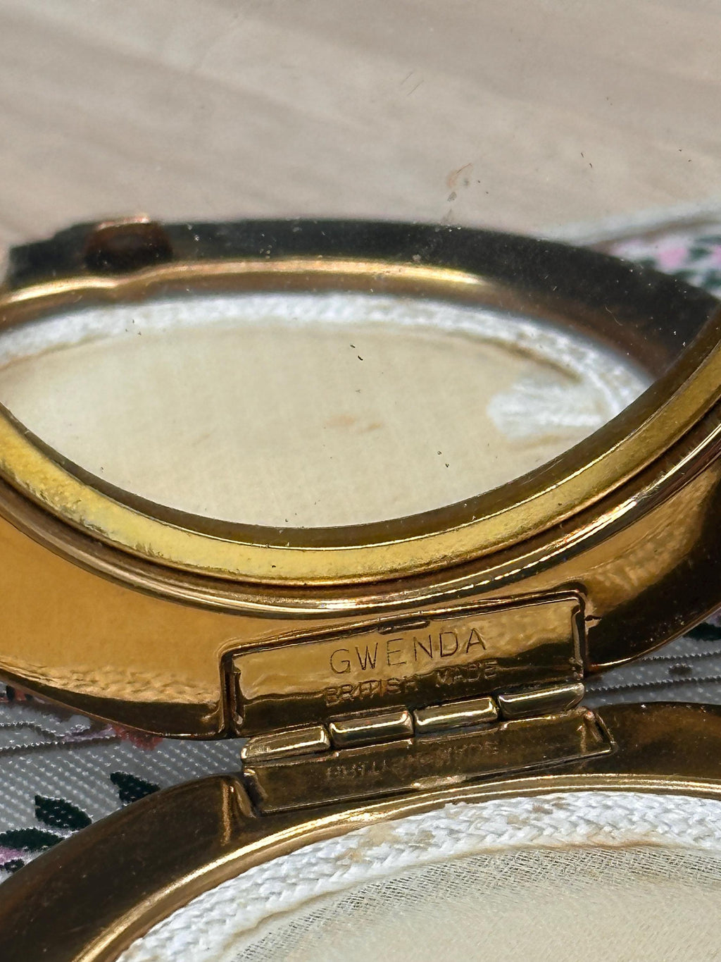 Vintage Gwenda Powder Compact – Silver & Gold Guilloché Design – 7.5cm