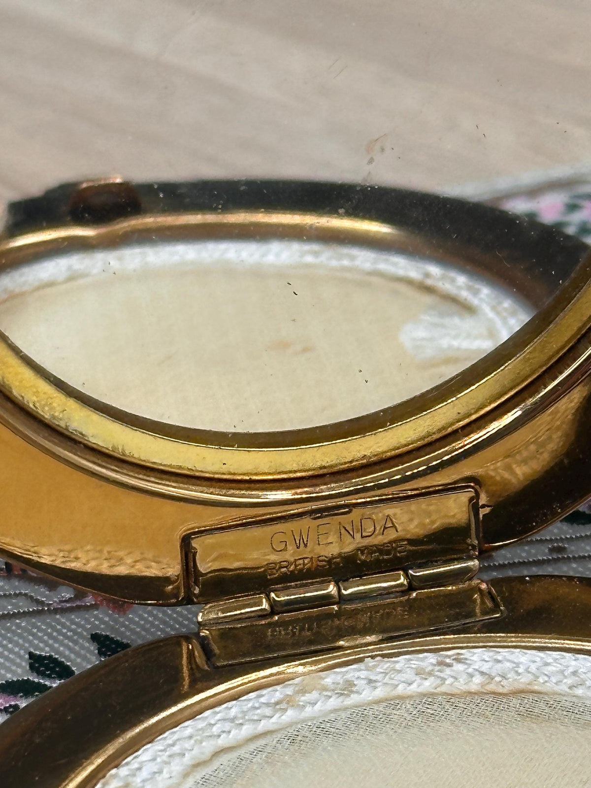 Vintage Gwenda Powder Compact – Silver & Gold Guilloché Design – 7.5cm