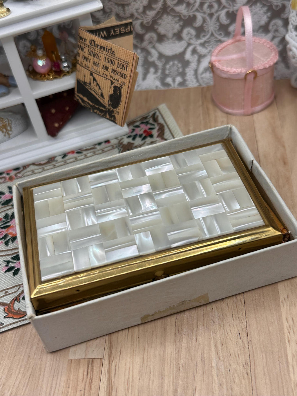 Vintage Clover Musical Powder Compact – Boxed with Pouch – Mother of Pearl Mosaic