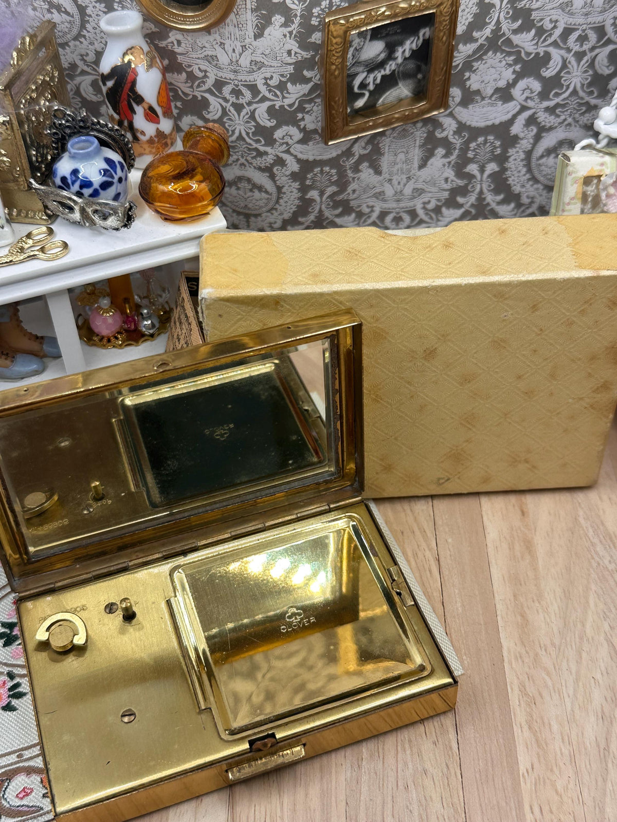 Vintage Clover Musical Powder Compact – Boxed with Pouch – Mother of Pearl Mosaic
