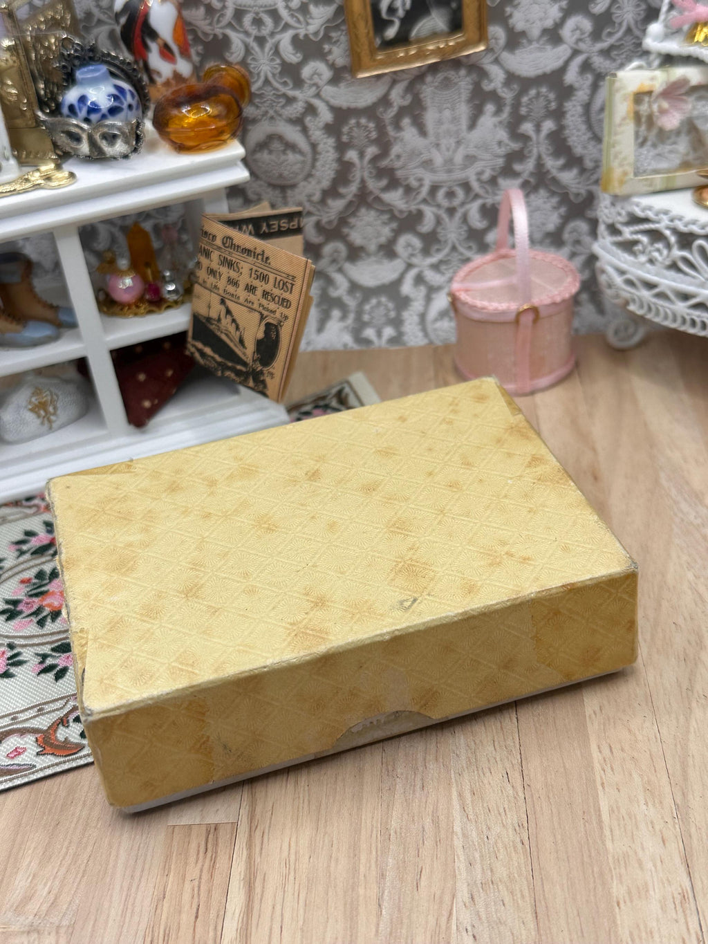 Vintage Clover Musical Powder Compact – Boxed with Pouch – Mother of Pearl Mosaic