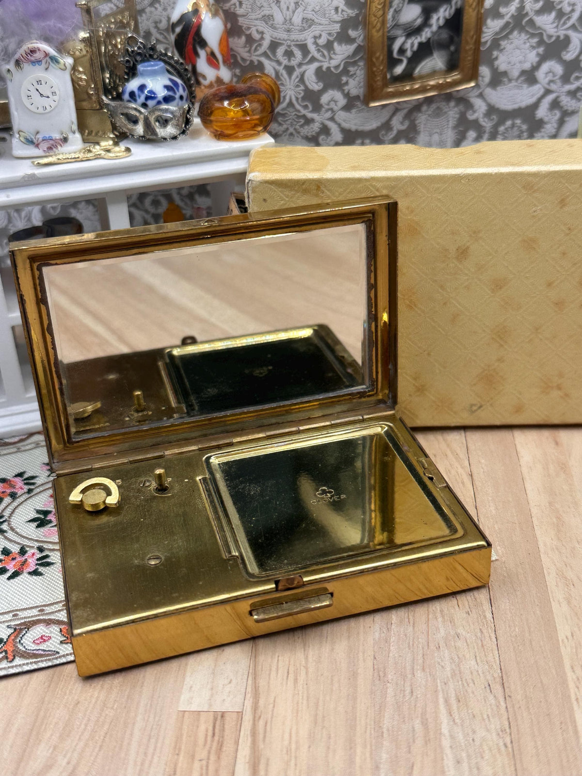 Vintage Clover Musical Powder Compact – Boxed with Pouch – Mother of Pearl Mosaic