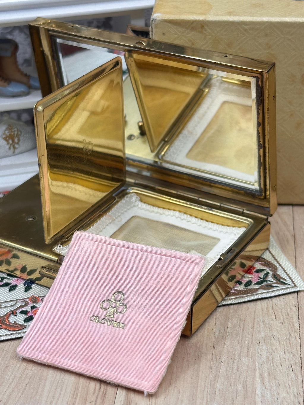 Vintage Clover Musical Powder Compact – Boxed with Pouch – Mother of Pearl Mosaic
