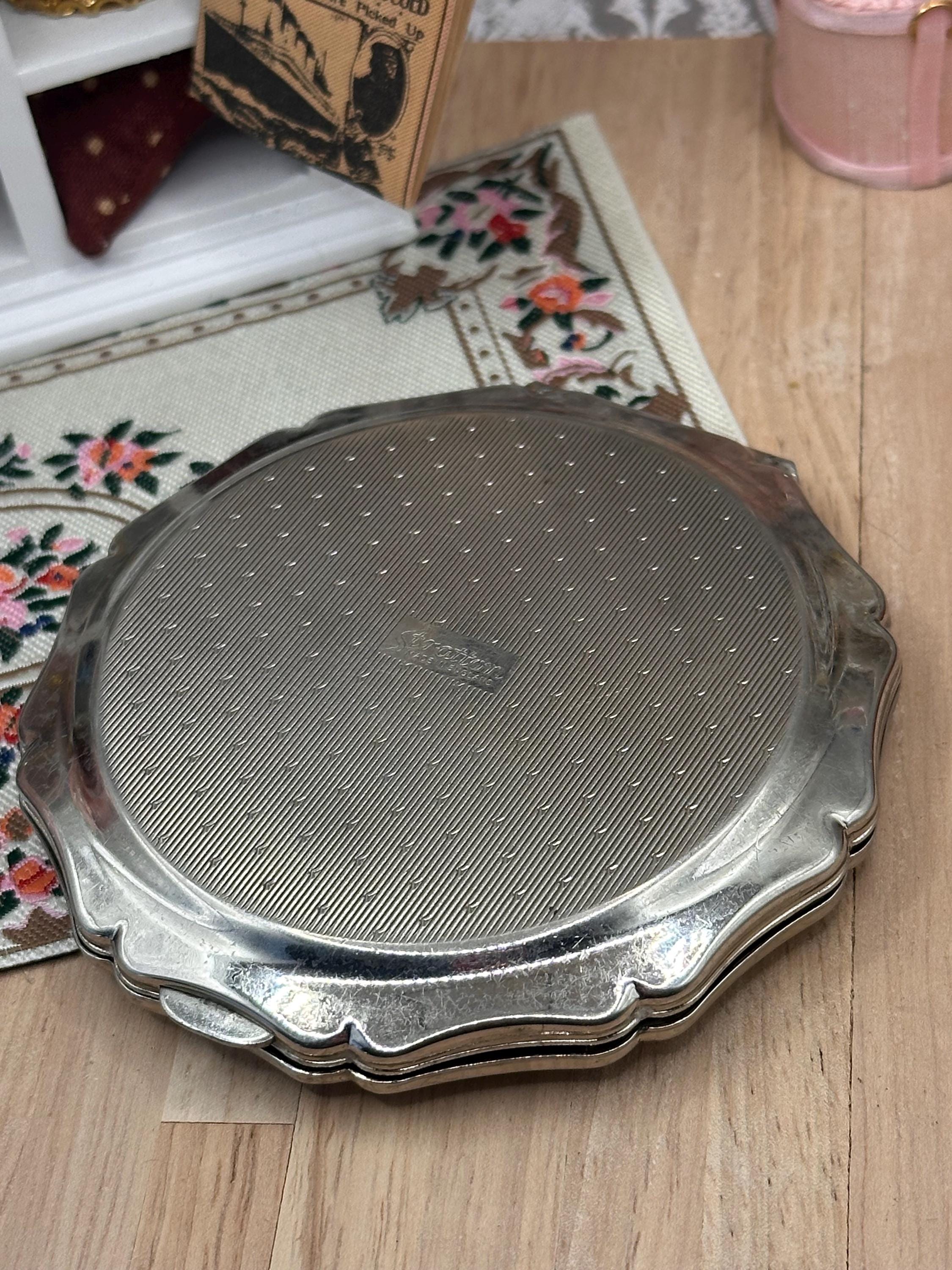 Vintage Stratton Lancret Plaisirs Champêtres Copper Tone Powder Compact 8.5cm Rococo Mirror