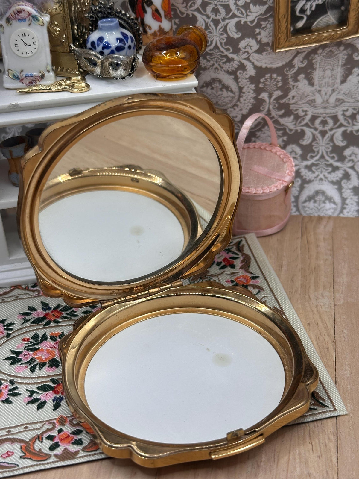 Vintage Melissa Powder Compact – Red Roses on Cream – 7.5cm