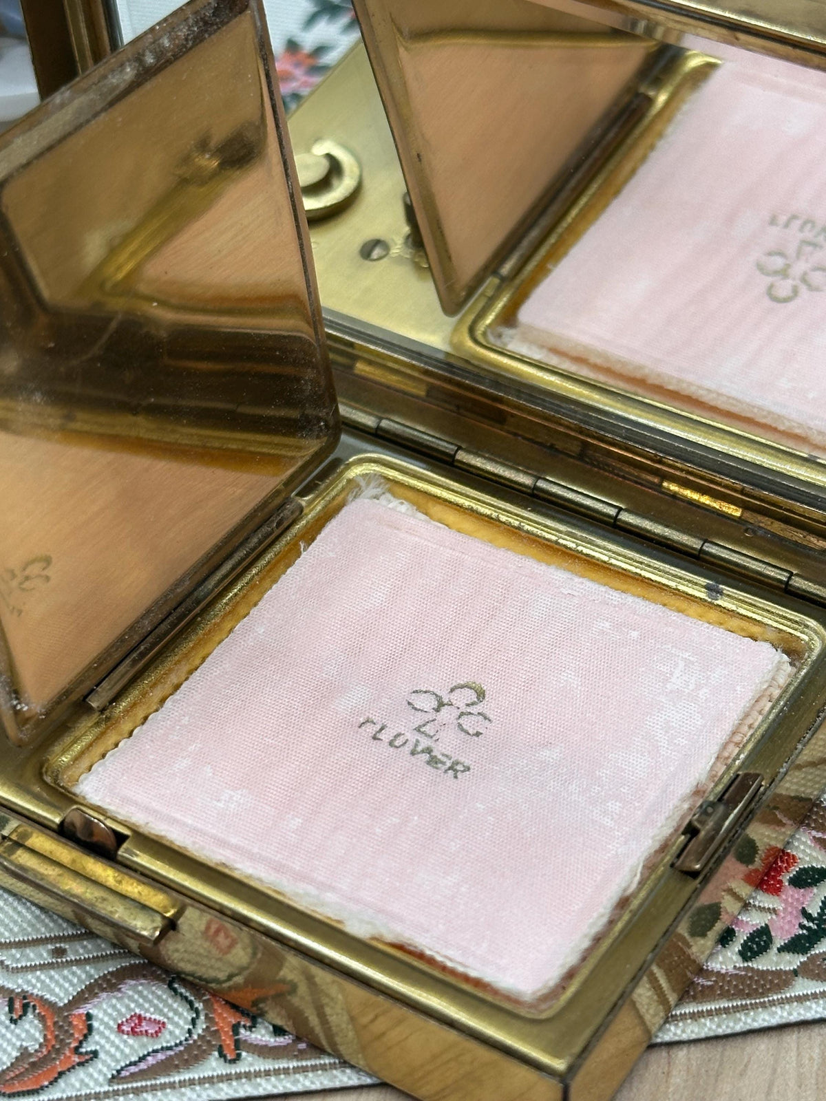 Vintage Clover Musical Powder Compact – Mother of Pearl Inlay – Working – 8.5 x 5.5cm