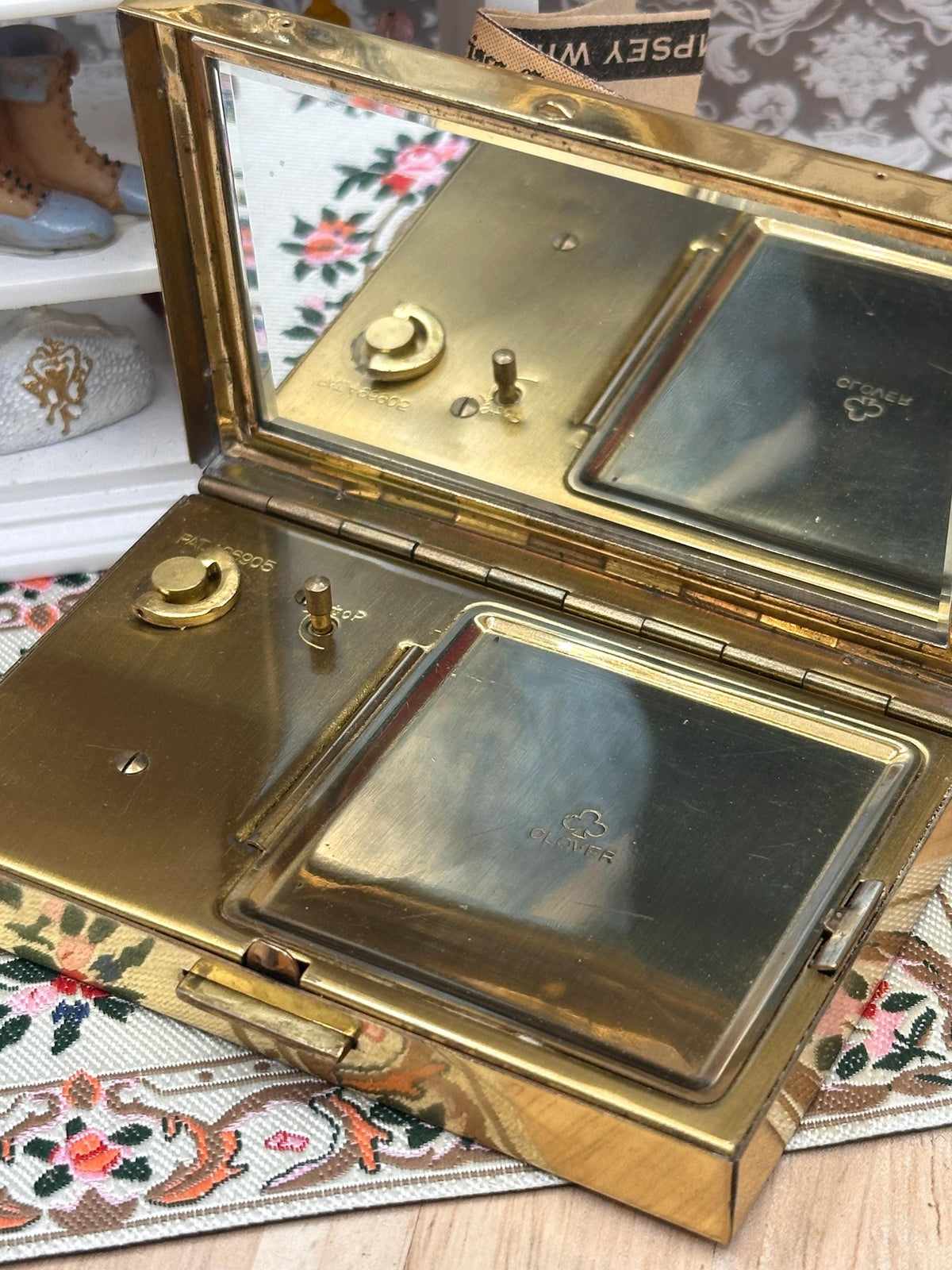 Vintage Clover Musical Powder Compact – Mother of Pearl Inlay – Working – 8.5 x 5.5cm