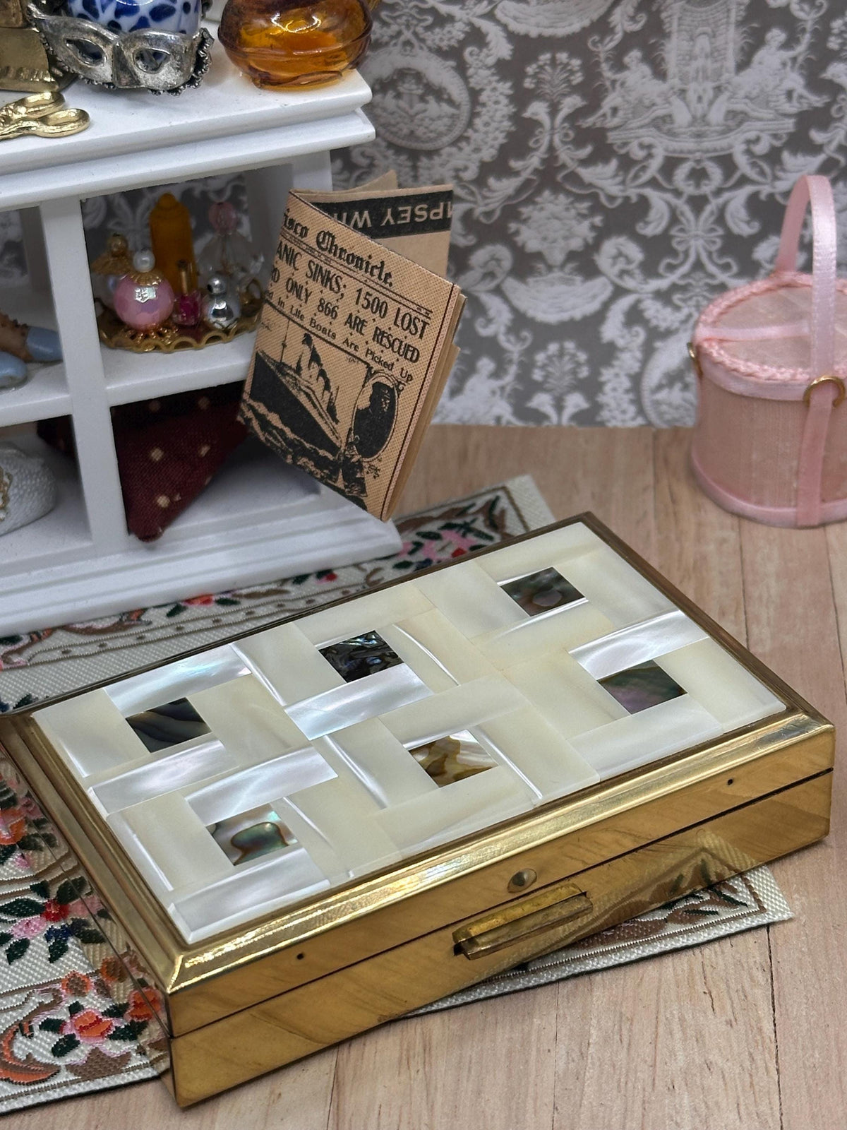 Vintage Clover Musical Powder Compact – Mother of Pearl Inlay – Working – 8.5 x 5.5cm