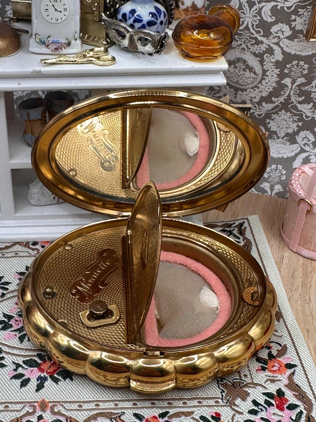 Vintage Kigu Minuette Musical Powder Compact – Gold Tone Scalloped Vanity Compact