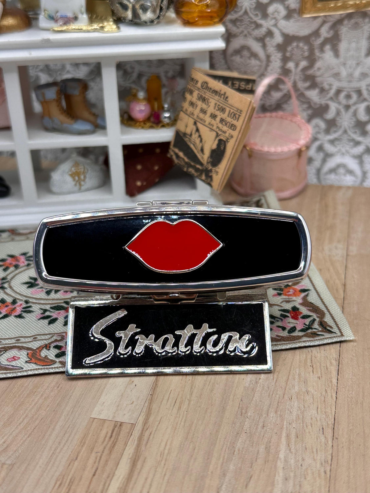 Lulu Guinness for Stratton Lipview – Red Lips Lipstick Holder & Mirror – Boxed Unused