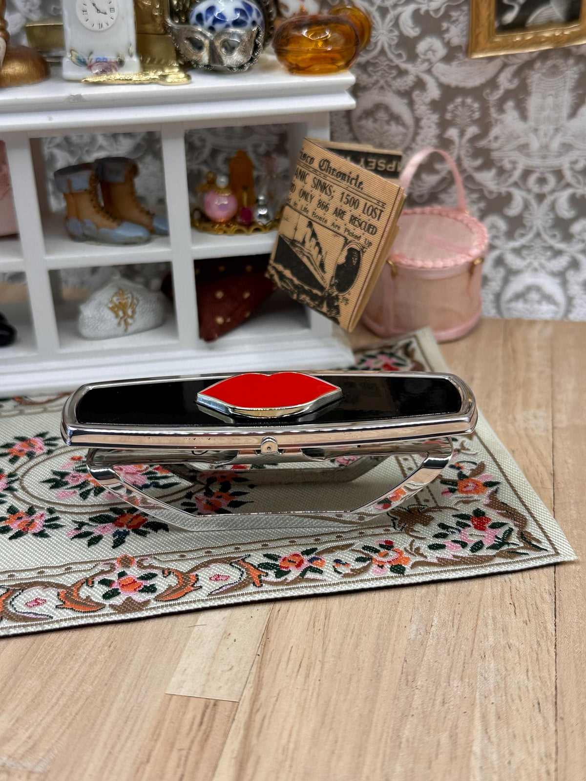 Lulu Guinness for Stratton Lipview – Red Lips Lipstick Holder & Mirror – Boxed Unused