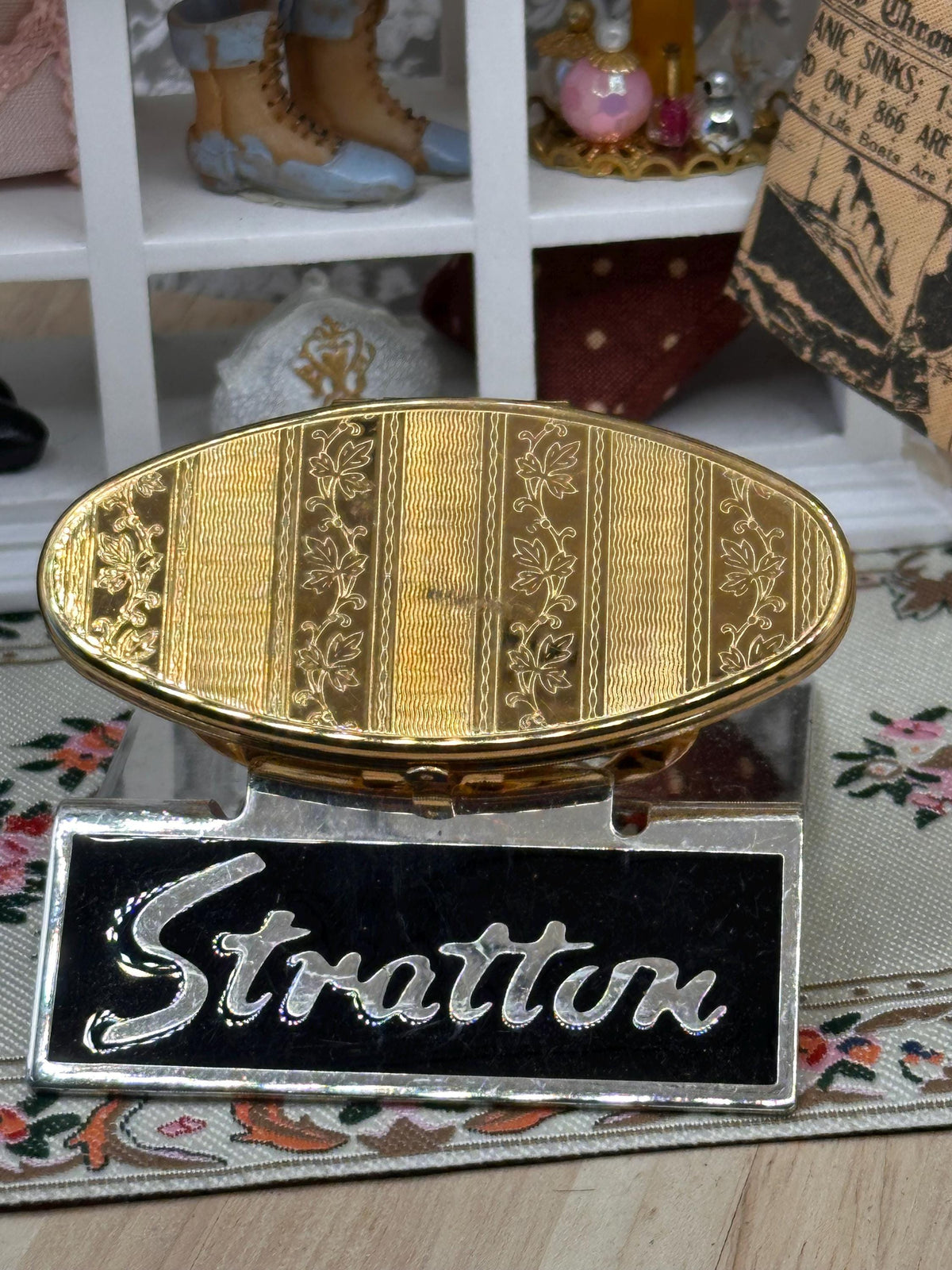 Vintage Stratton Lip View Lipstick Holder & Mirror – Gold Tone Floral Design – Original Box