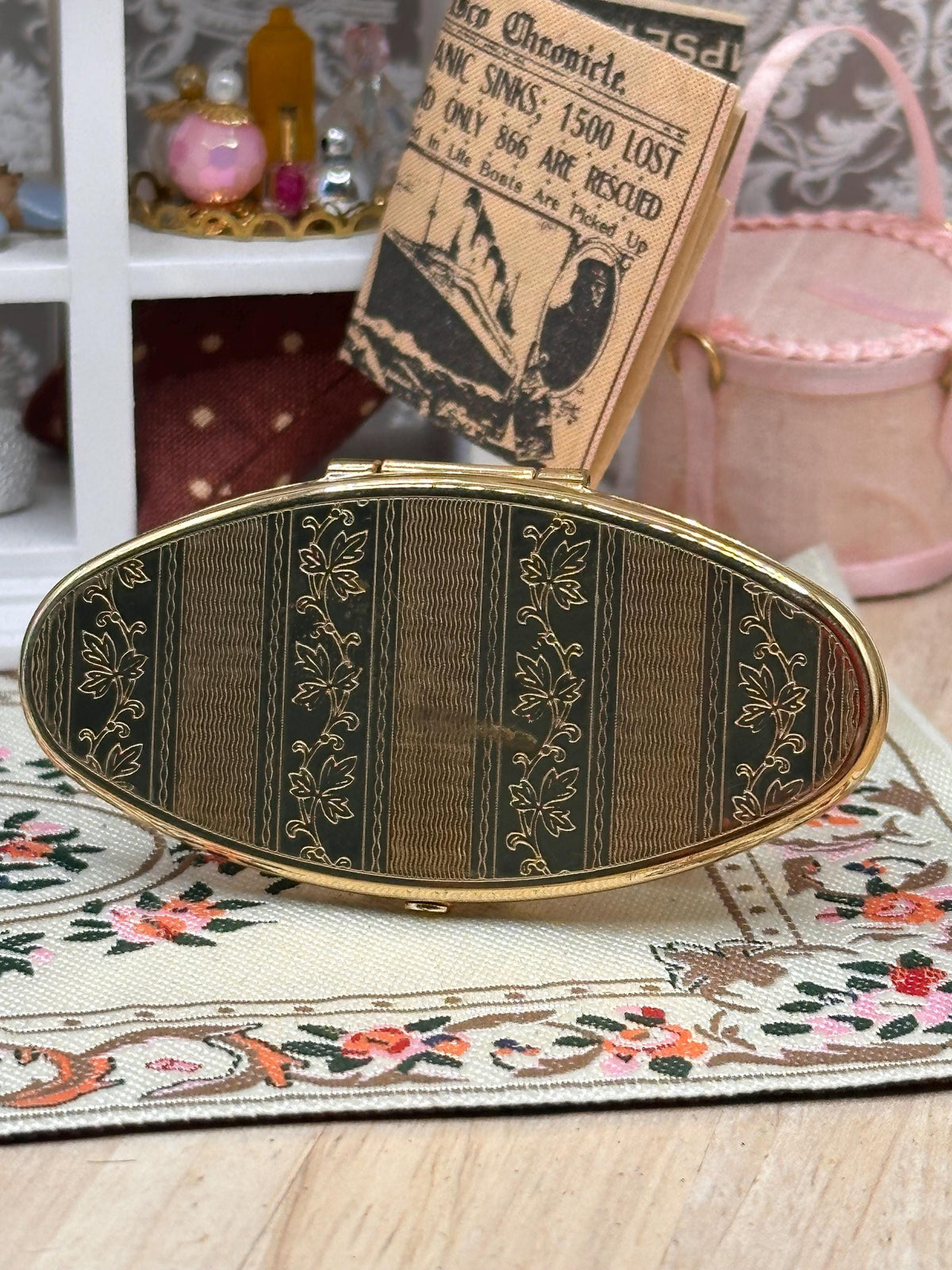 Vintage Stratton Lip View Lipstick Holder & Mirror – Gold Tone Floral Design – Original Box