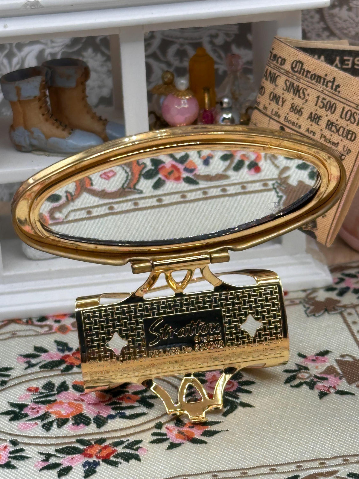 Vintage Stratton Lip View Lipstick Holder & Mirror – Gold Tone Floral Design – Original Box