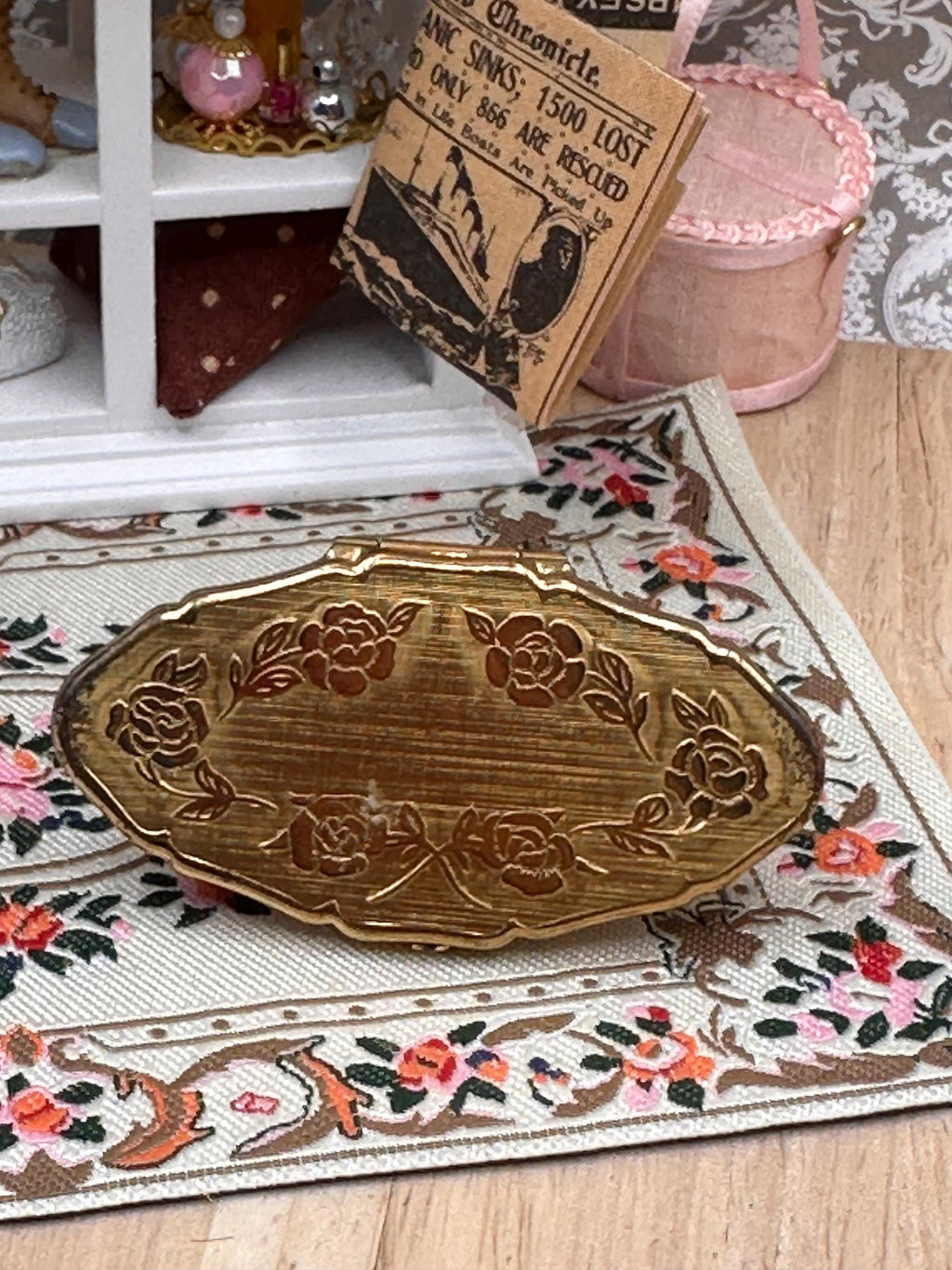 Vintage Stratton Lipview Lipstick Holder & Mirror – Gold Rose Design – 6cm
