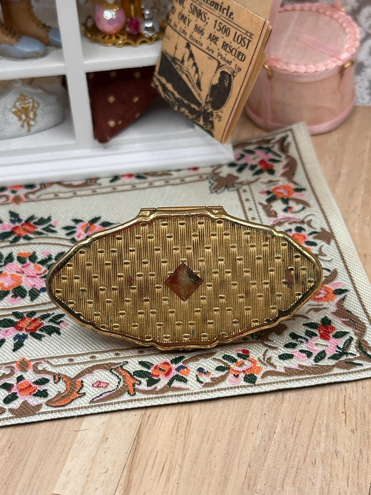 Vintage Stratton Lipview Lipstick Holder & Mirror – Gold Tone Geometric Design – 6cm