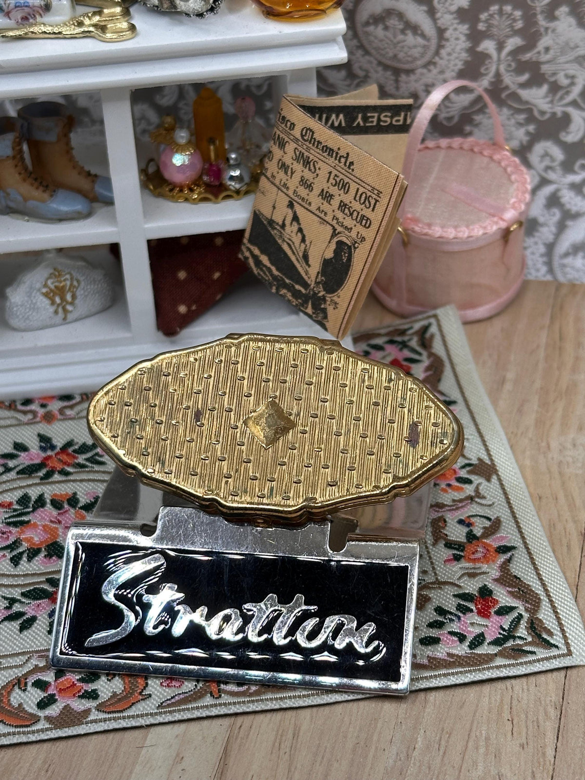 Vintage Stratton Lipview Lipstick Holder & Mirror – Gold Tone Geometric Design – 6cm